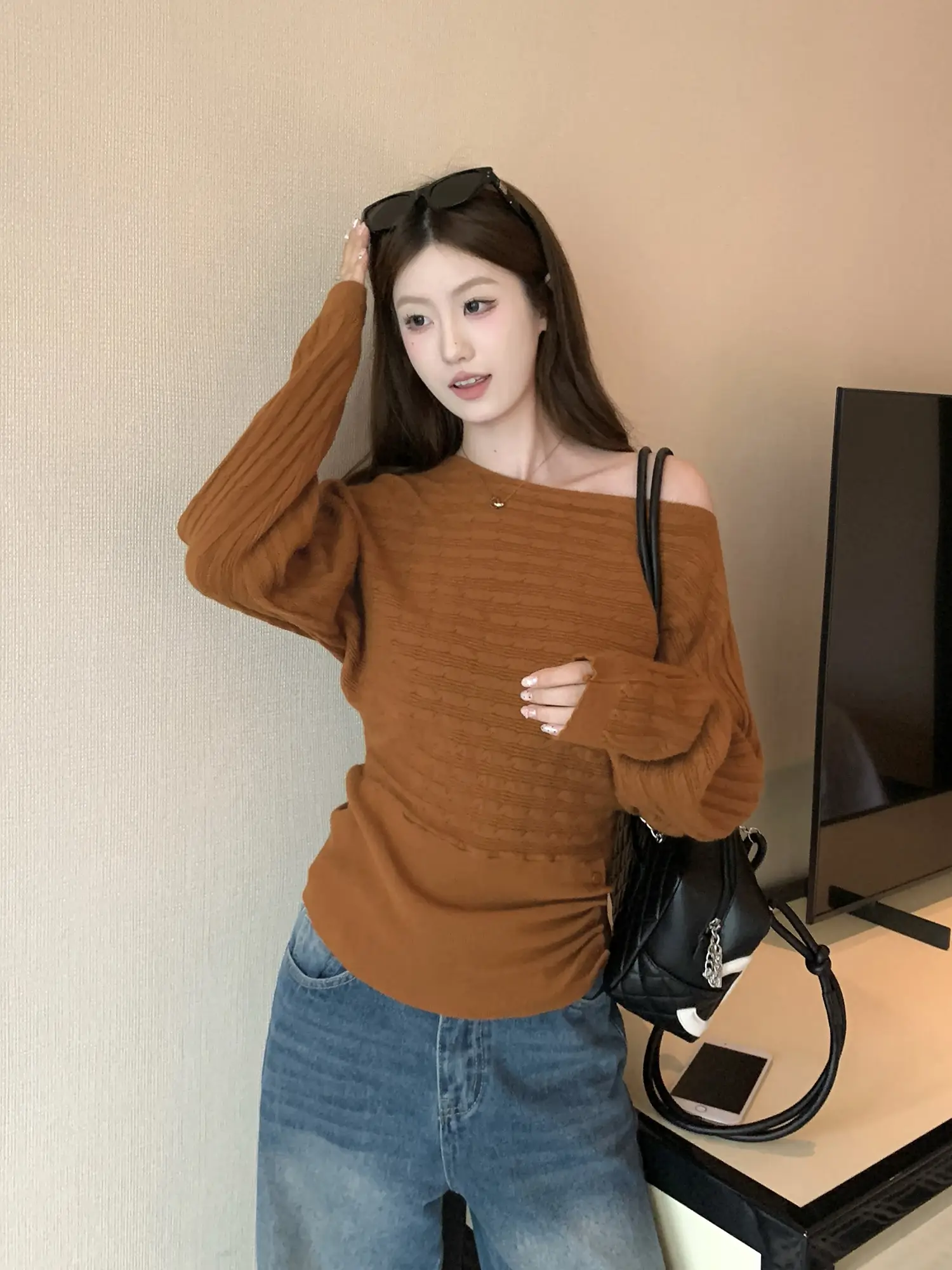 오프숄더 주름 허리 조임 니트 상세 이미지 34