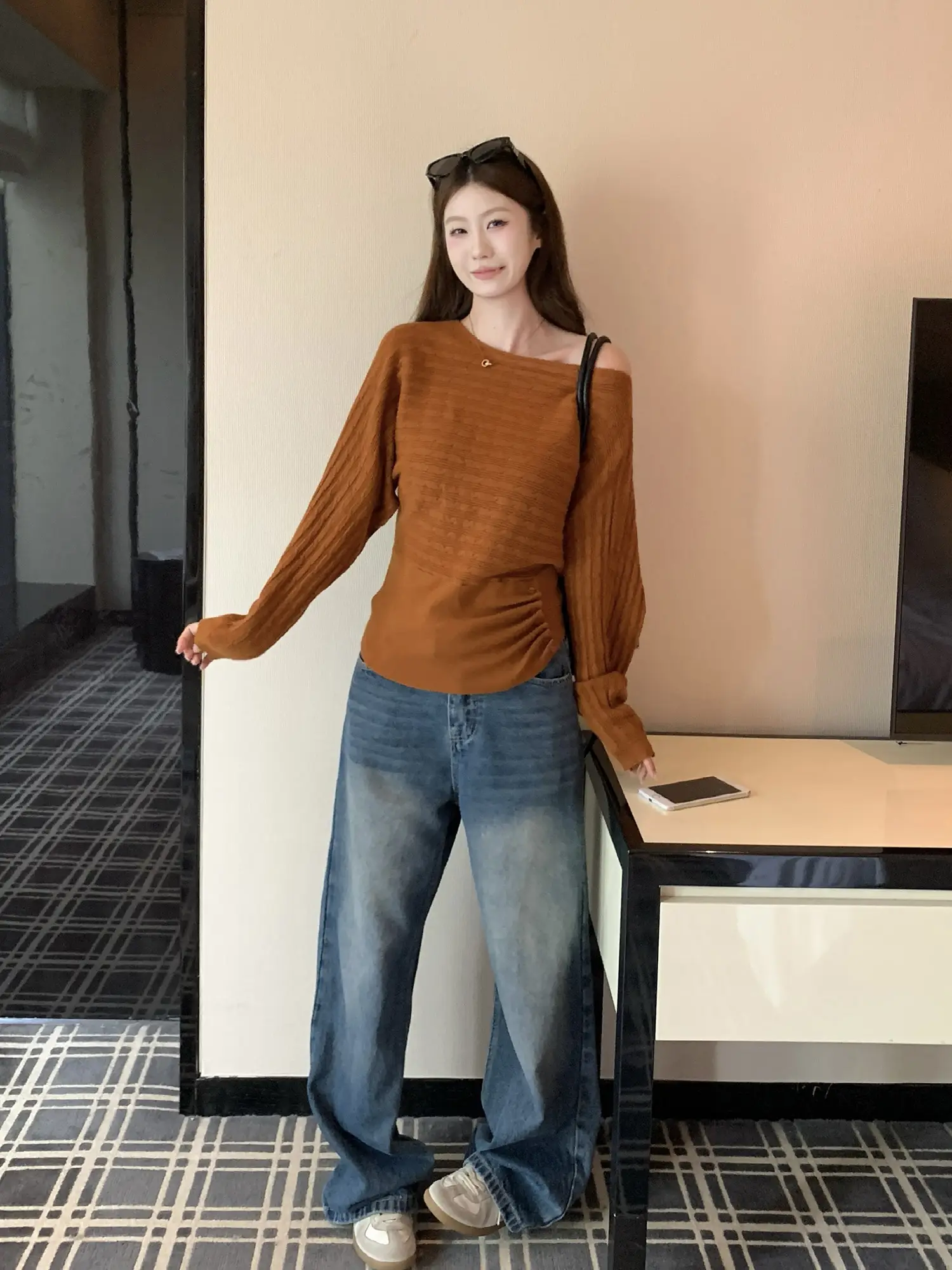 오프숄더 주름 허리 조임 니트 상세 이미지 35