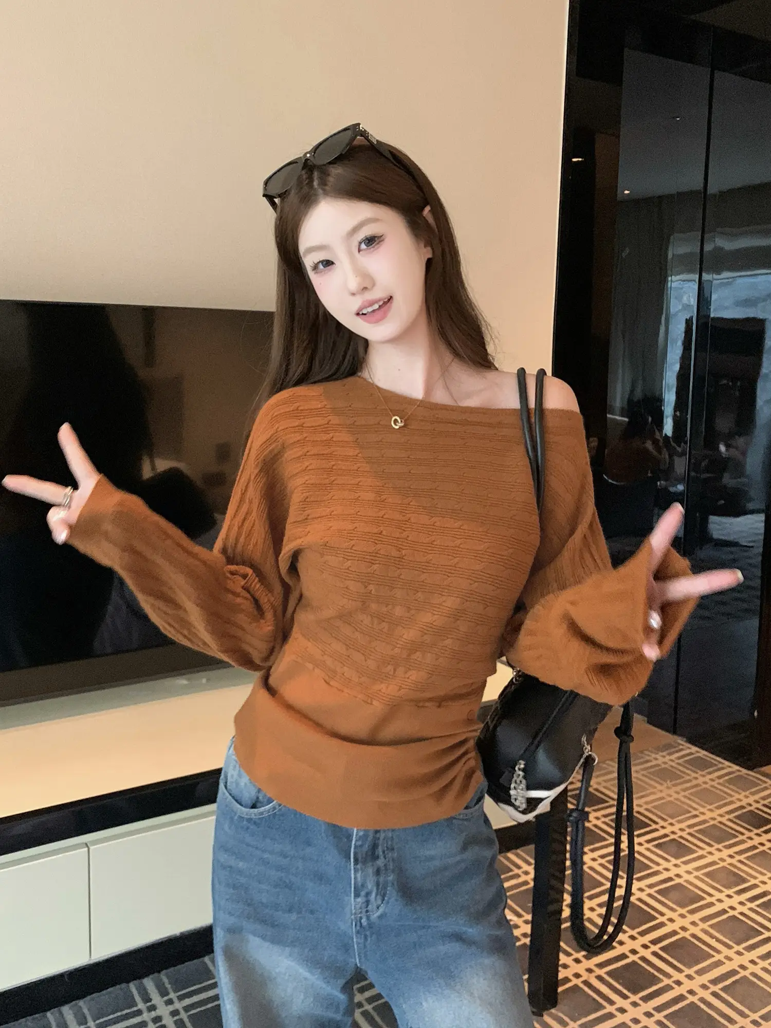 오프숄더 주름 허리 조임 니트 상세 이미지 36