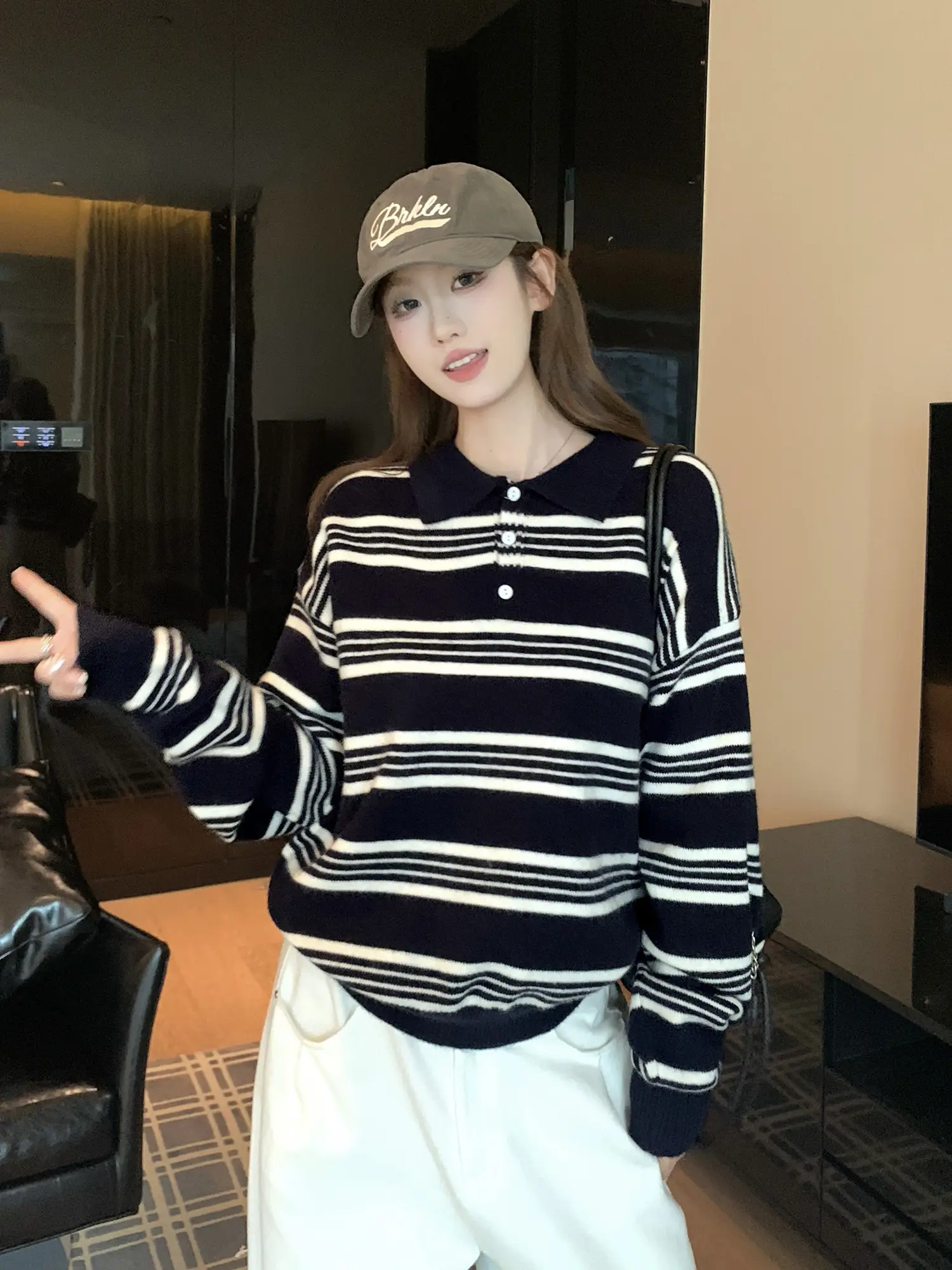 스트라이프 폴드 칼라 니트 상세 이미지 9