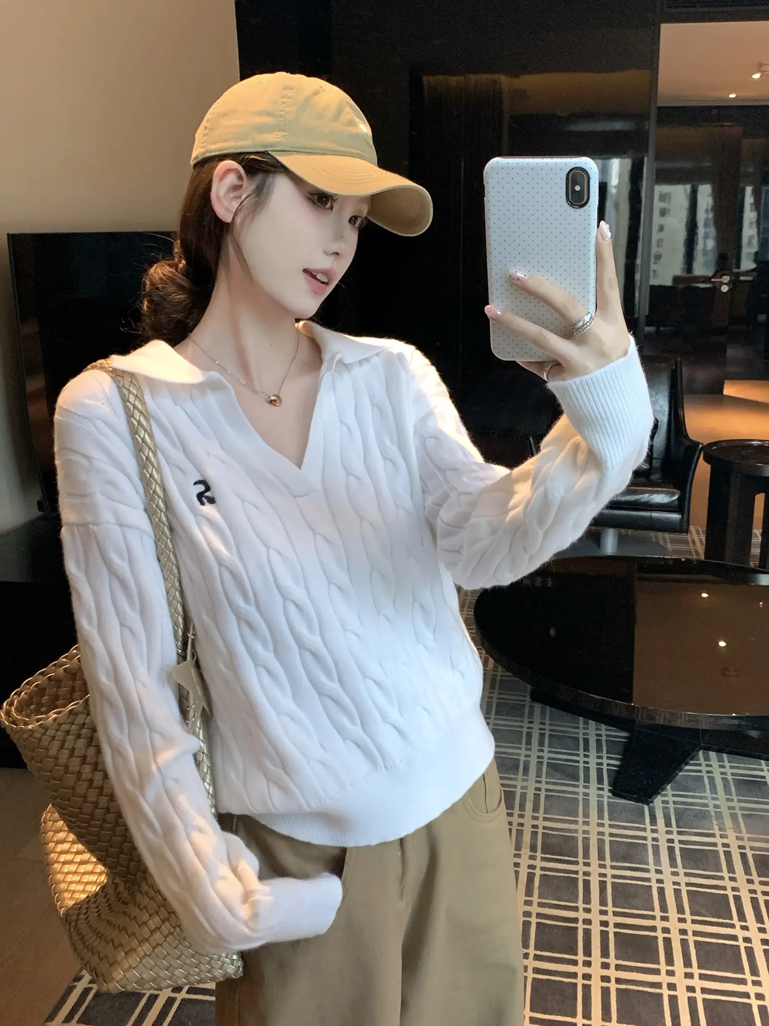 화이트 케이블 니트 폴로 칼라 상의 상세 이미지 7