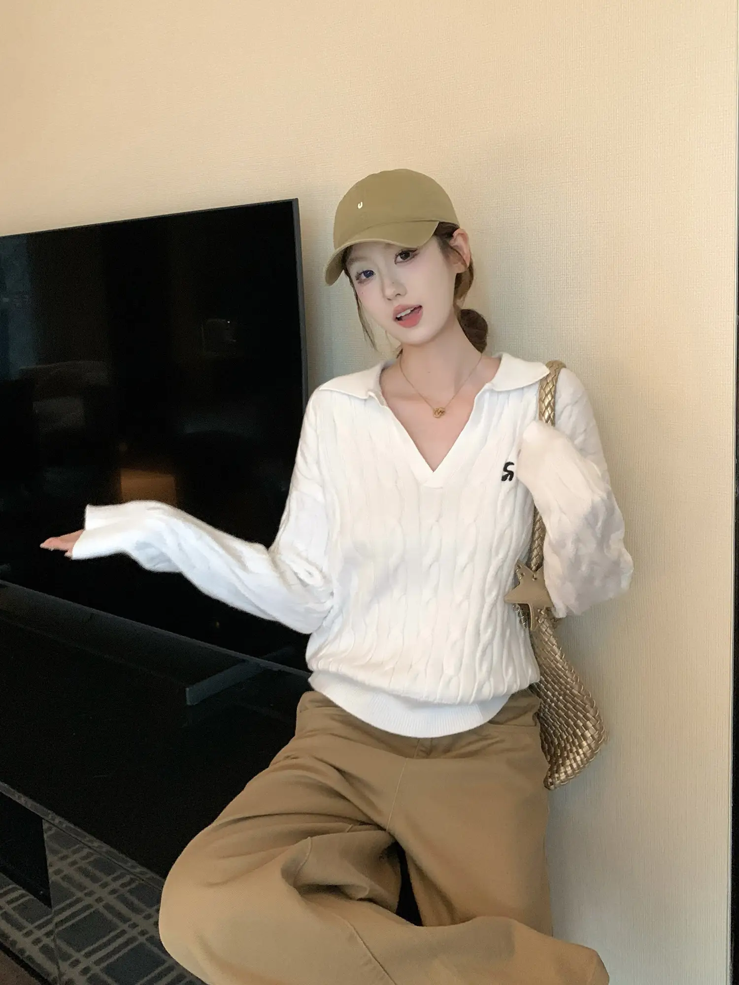 화이트 케이블 니트 폴로 칼라 상의 상세 이미지 8
