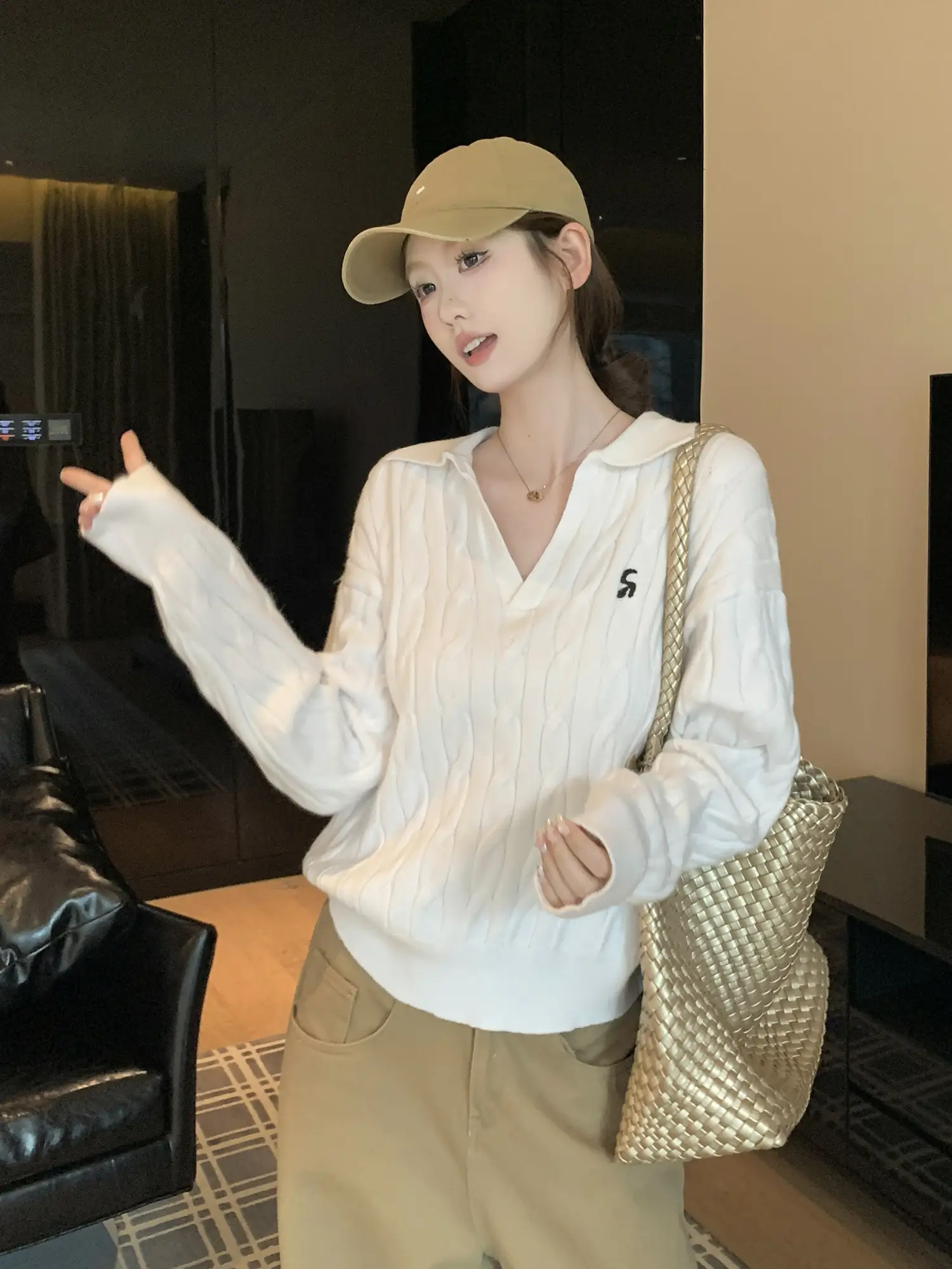 화이트 케이블 니트 폴로 칼라 상의 상세 이미지 9