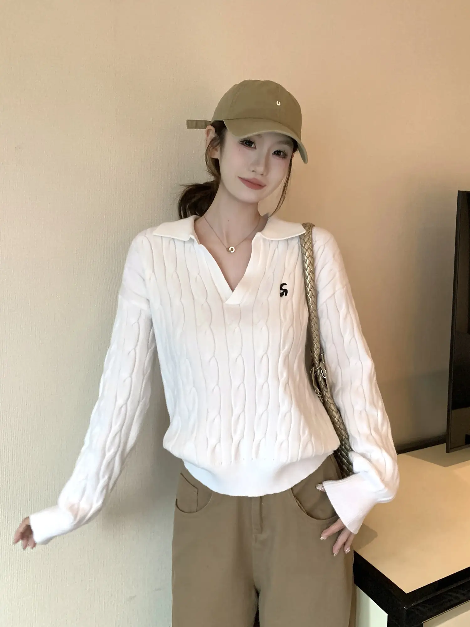 화이트 케이블 니트 폴로 칼라 상의 상세 이미지 10