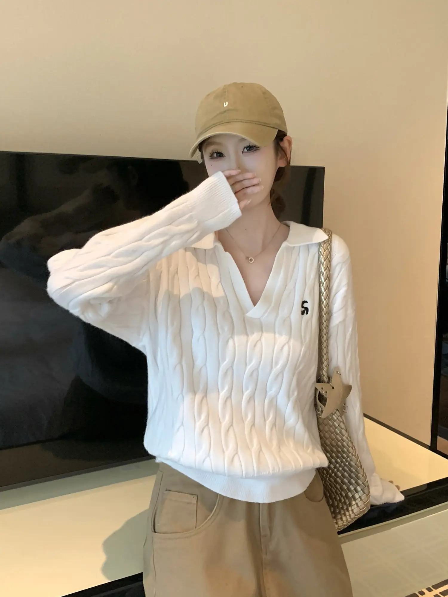 화이트 케이블 니트 폴로 칼라 상의 상세 이미지 12