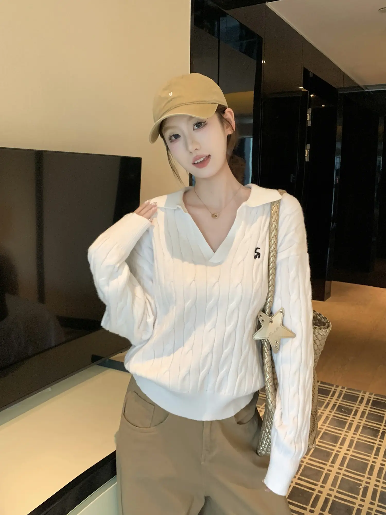 화이트 케이블 니트 폴로 칼라 상의 상세 이미지 13