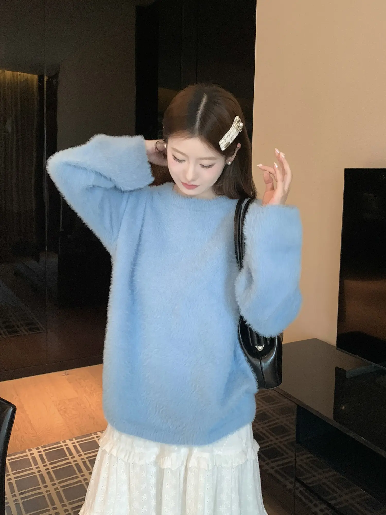 부드러운 라운드넥 마헤어 니트 상세 이미지 10