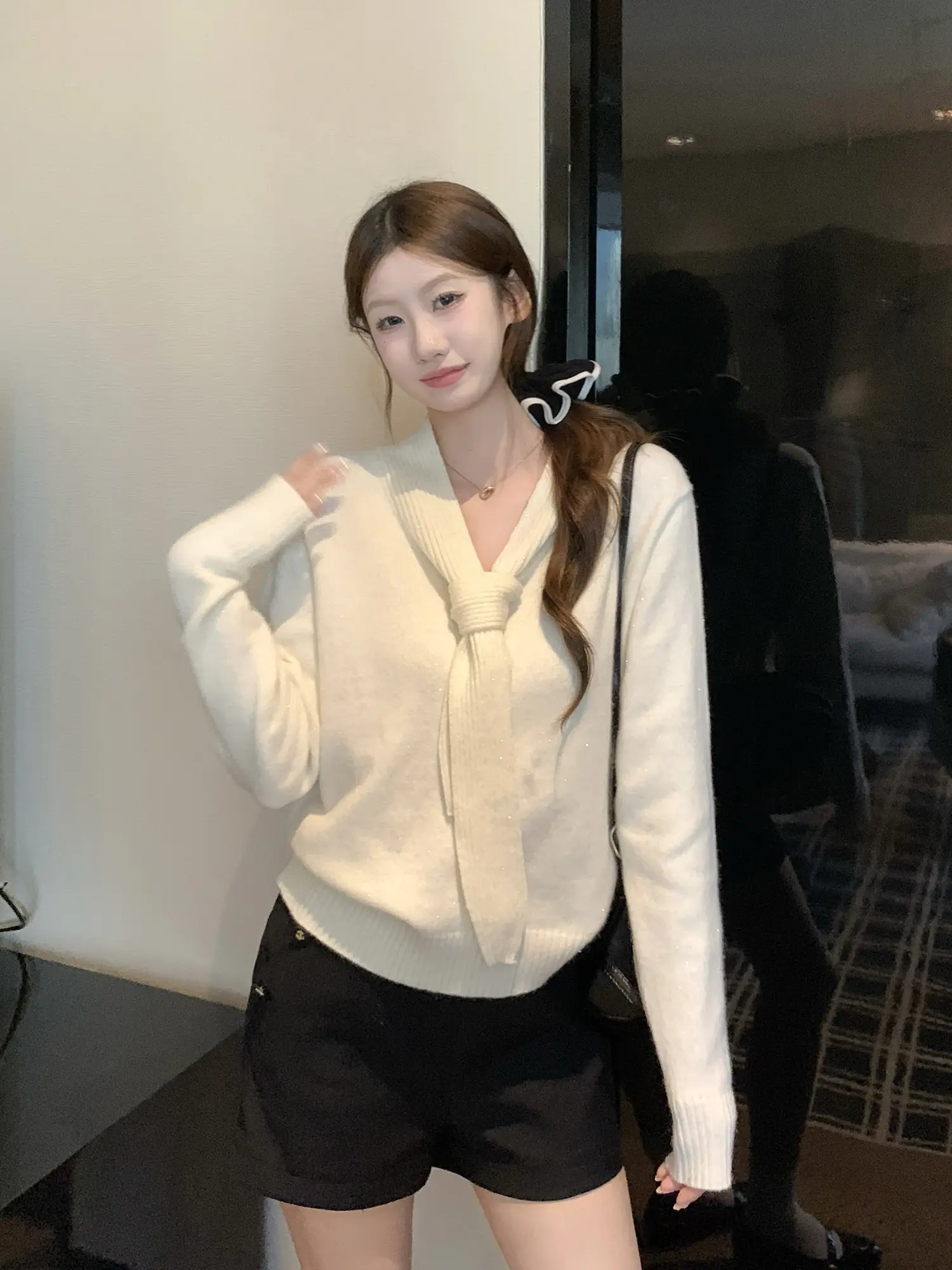 부드러운 스타일 끈 디테일 긴소매 니트 상세 이미지 20