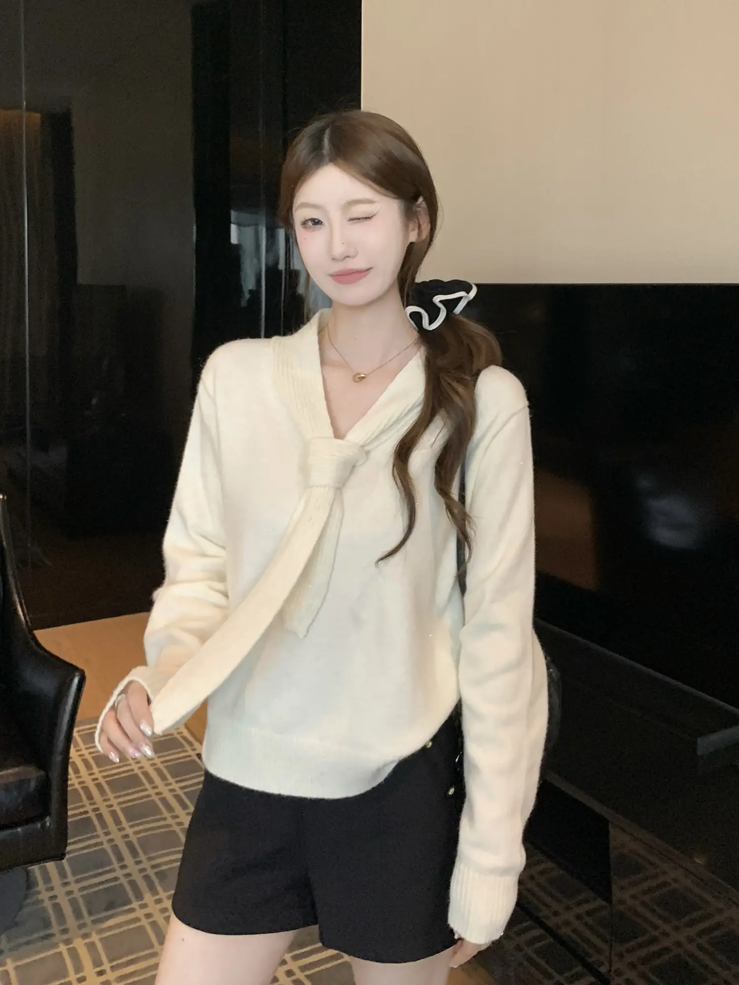 부드러운 스타일 끈 디테일 긴소매 니트 상세 이미지 22