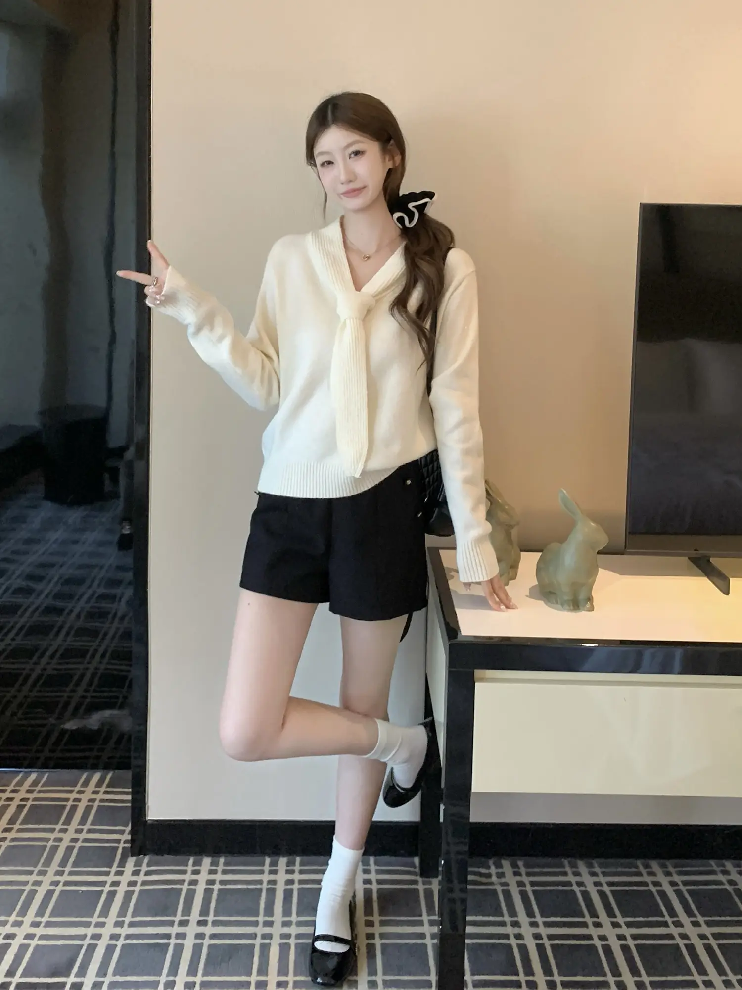 부드러운 스타일 끈 디테일 긴소매 니트 상세 이미지 24