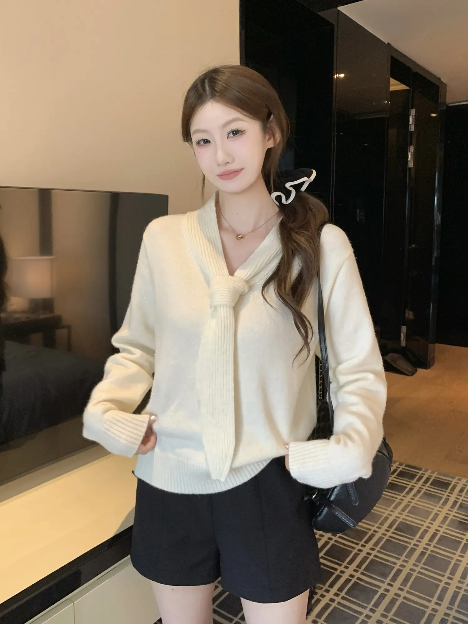 부드러운 스타일 끈 디테일 긴소매 니트 상세 이미지 25