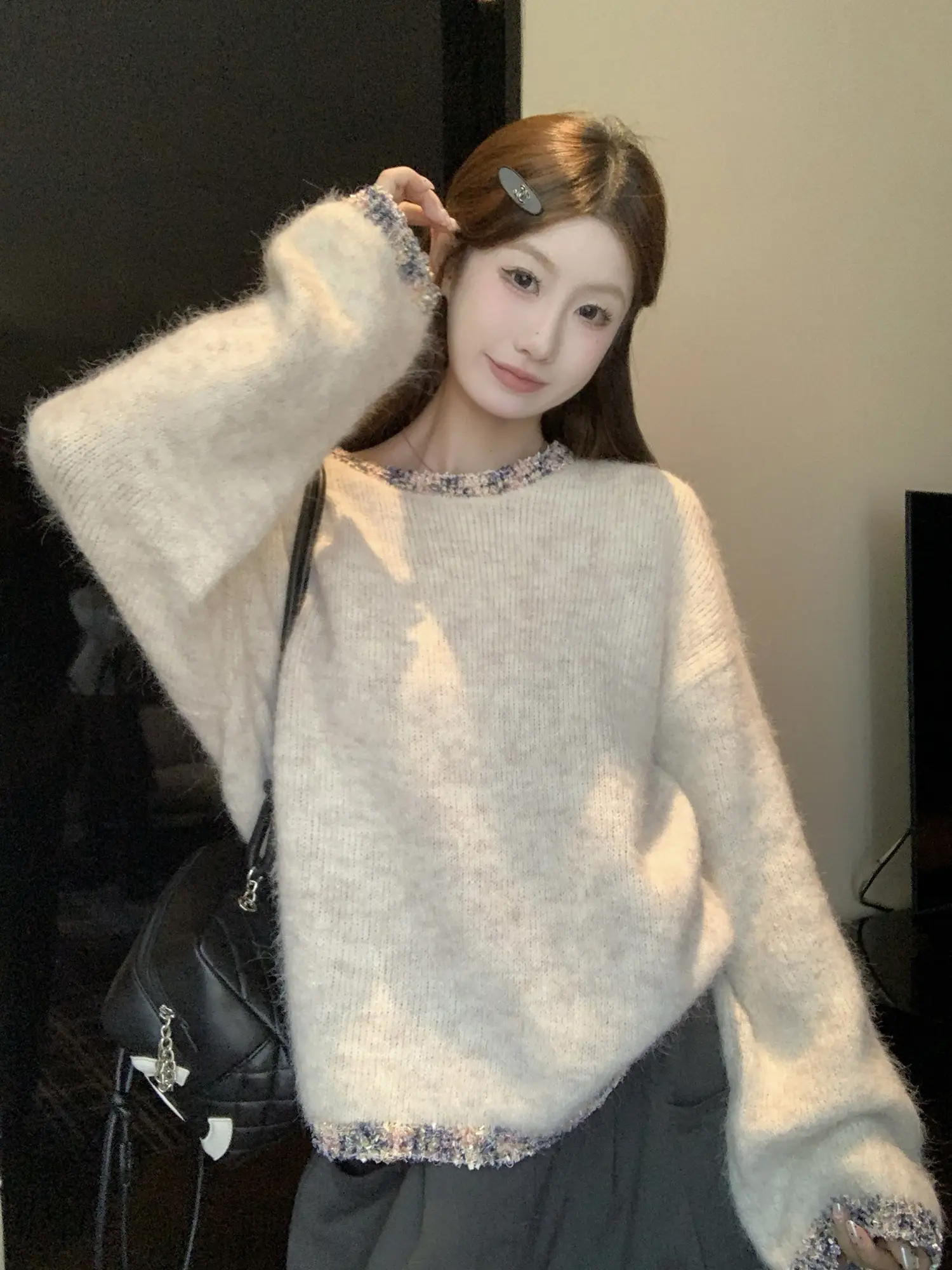 프렌치 스타일 진주 장식 라운드넥 니트 상세 이미지 3