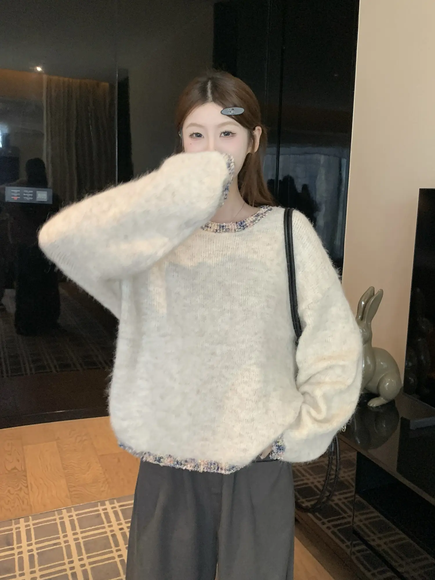 프렌치 스타일 진주 장식 라운드넥 니트 상세 이미지 8
