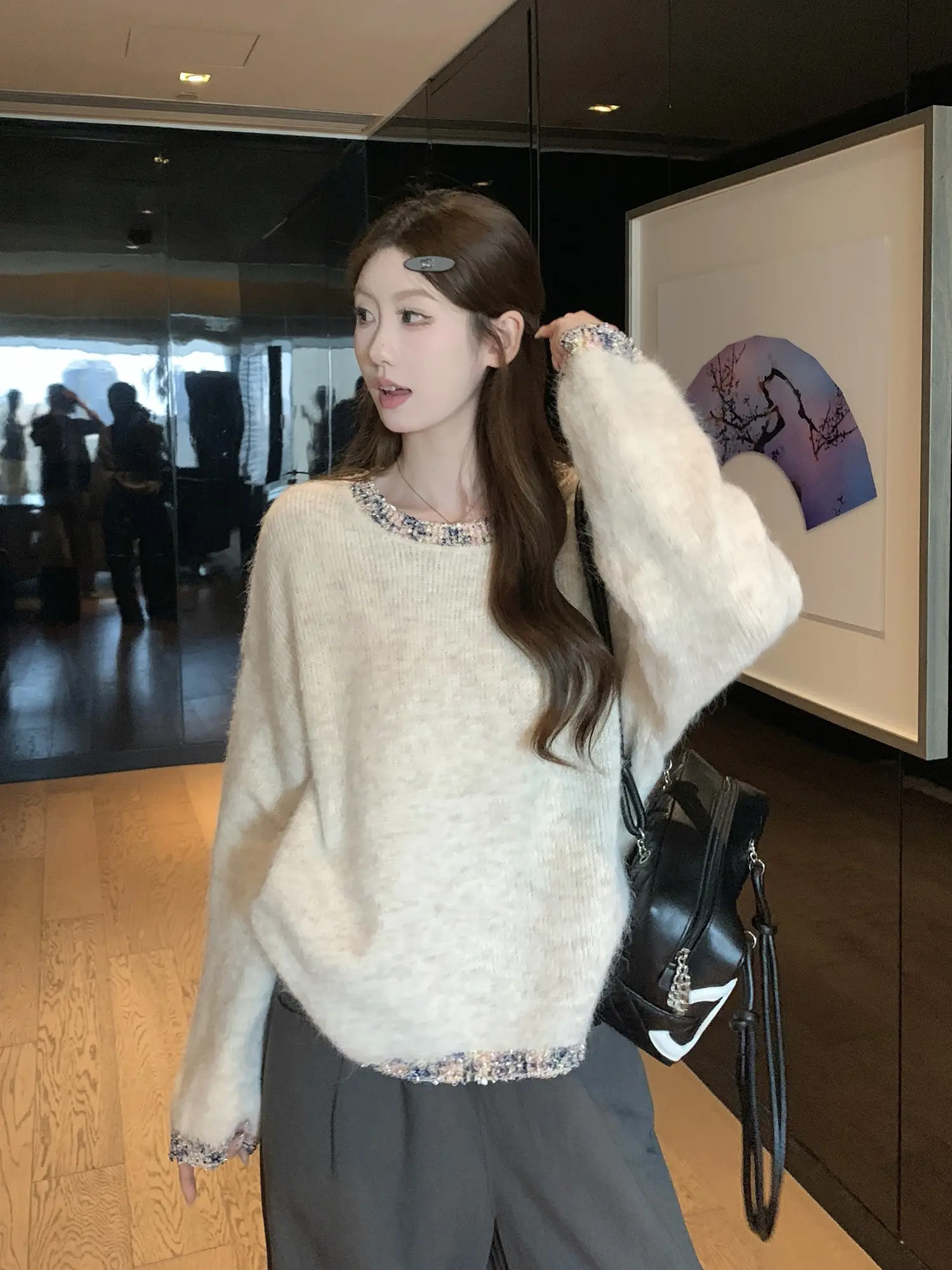 프렌치 스타일 진주 장식 라운드넥 니트 상세 이미지 9