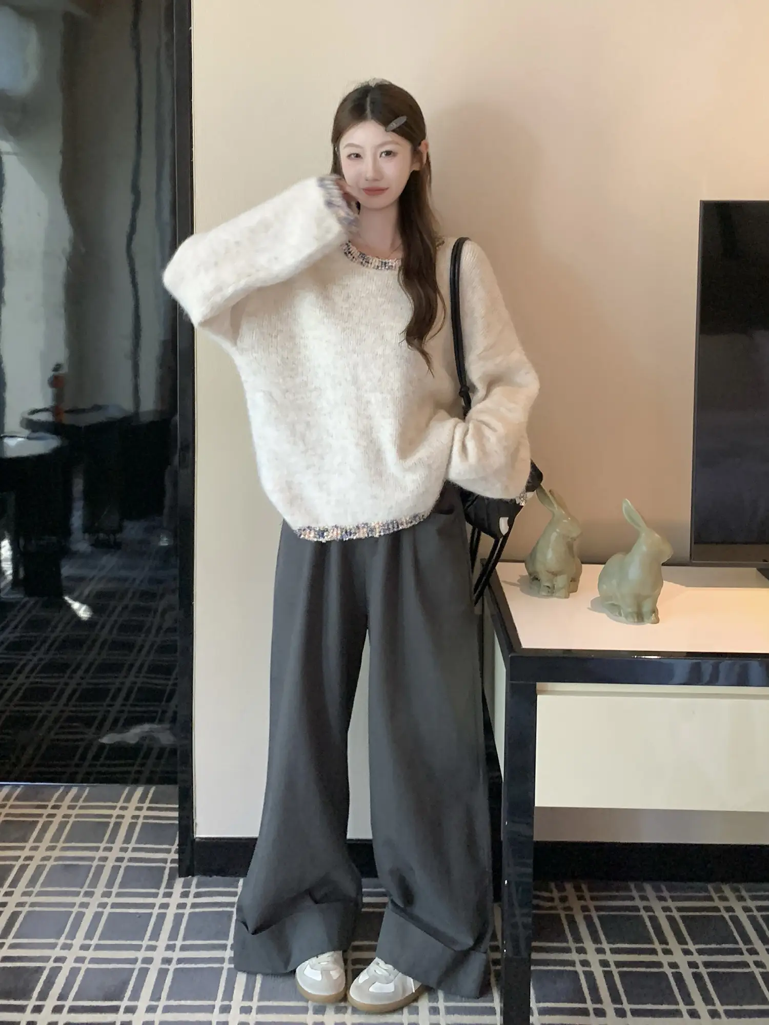 프렌치 스타일 진주 장식 라운드넥 니트 상세 이미지 11