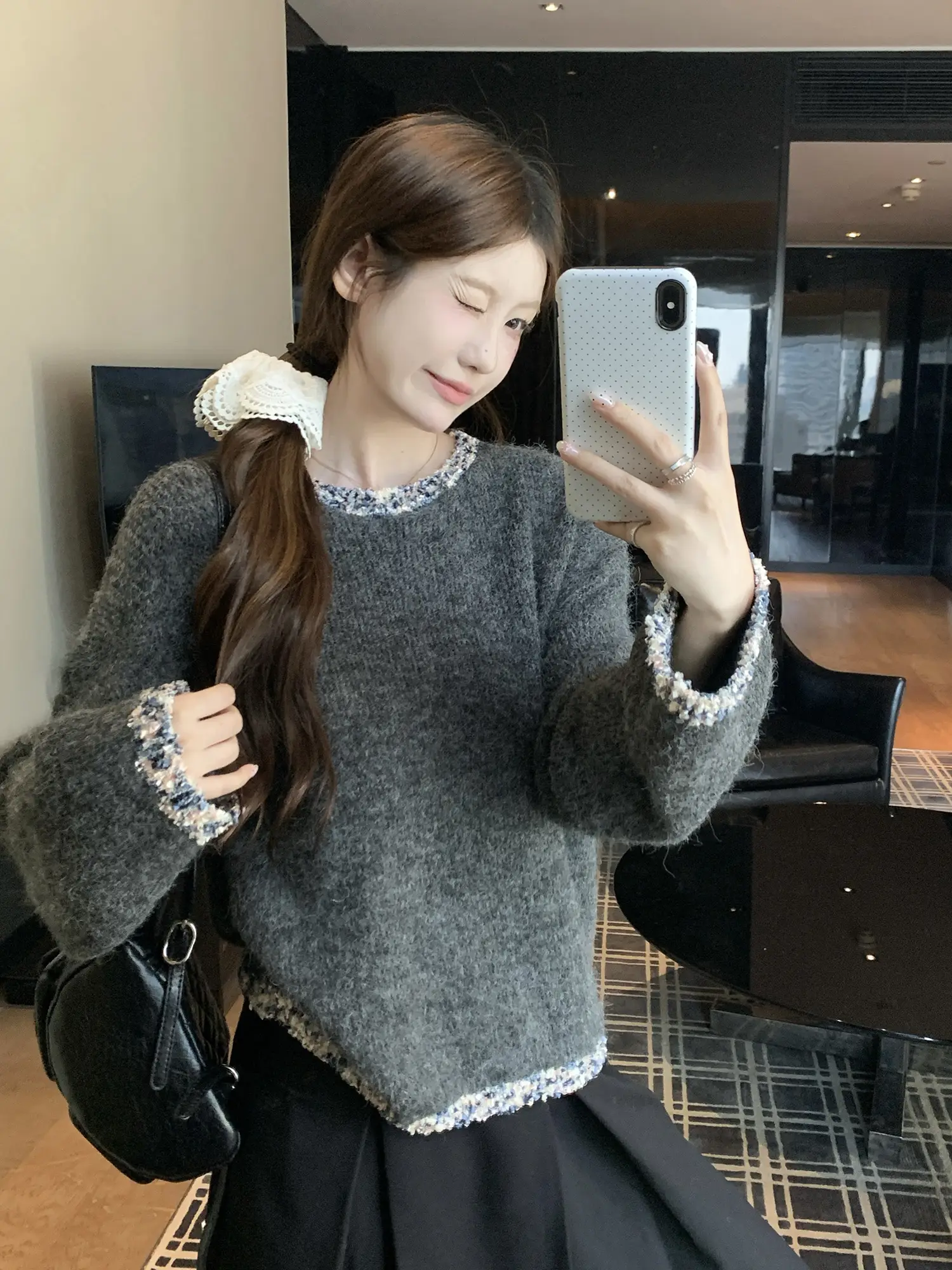 프렌치 스타일 진주 장식 라운드넥 니트 상세 이미지 14