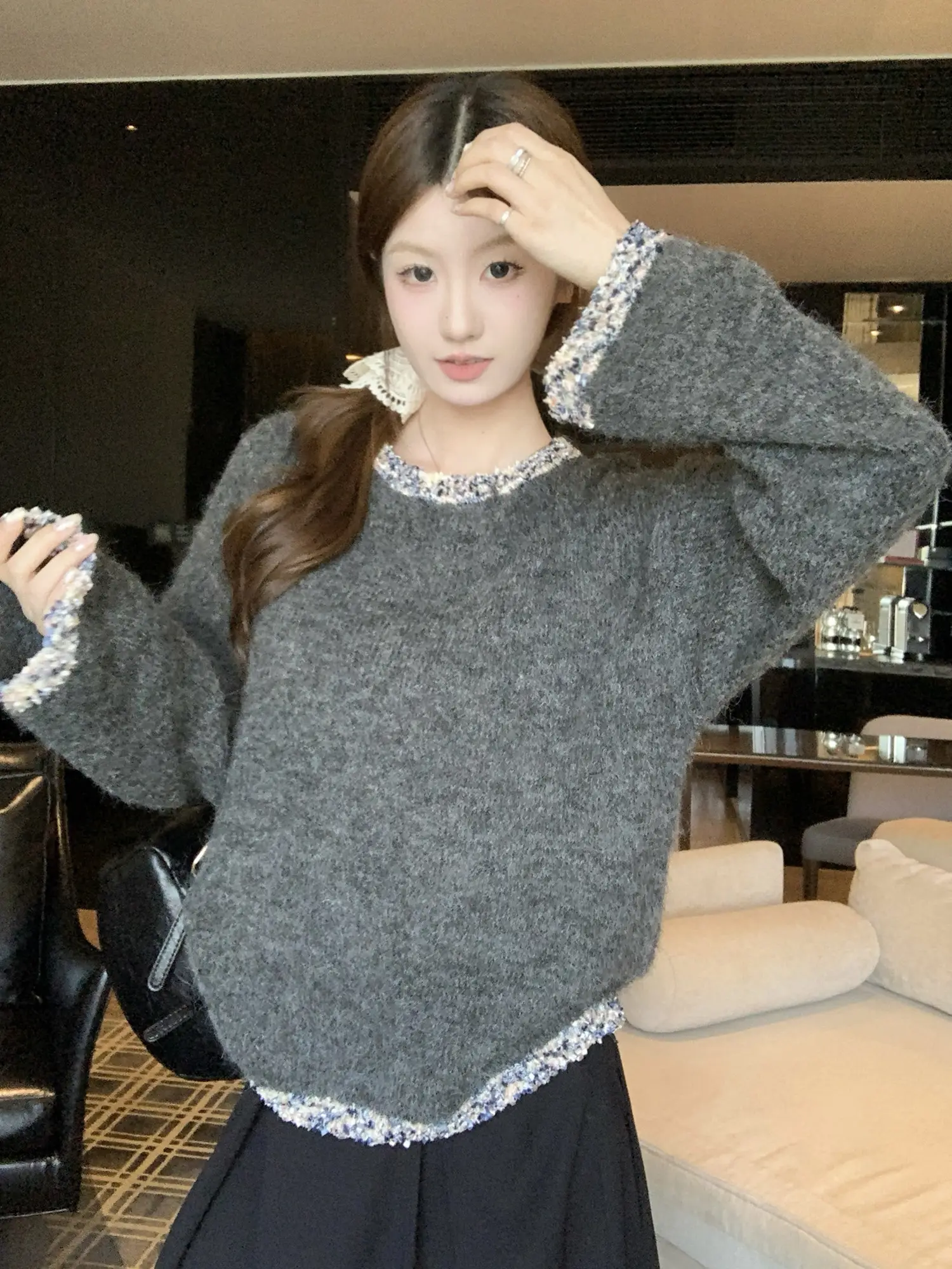 프렌치 스타일 진주 장식 라운드넥 니트 상세 이미지 16