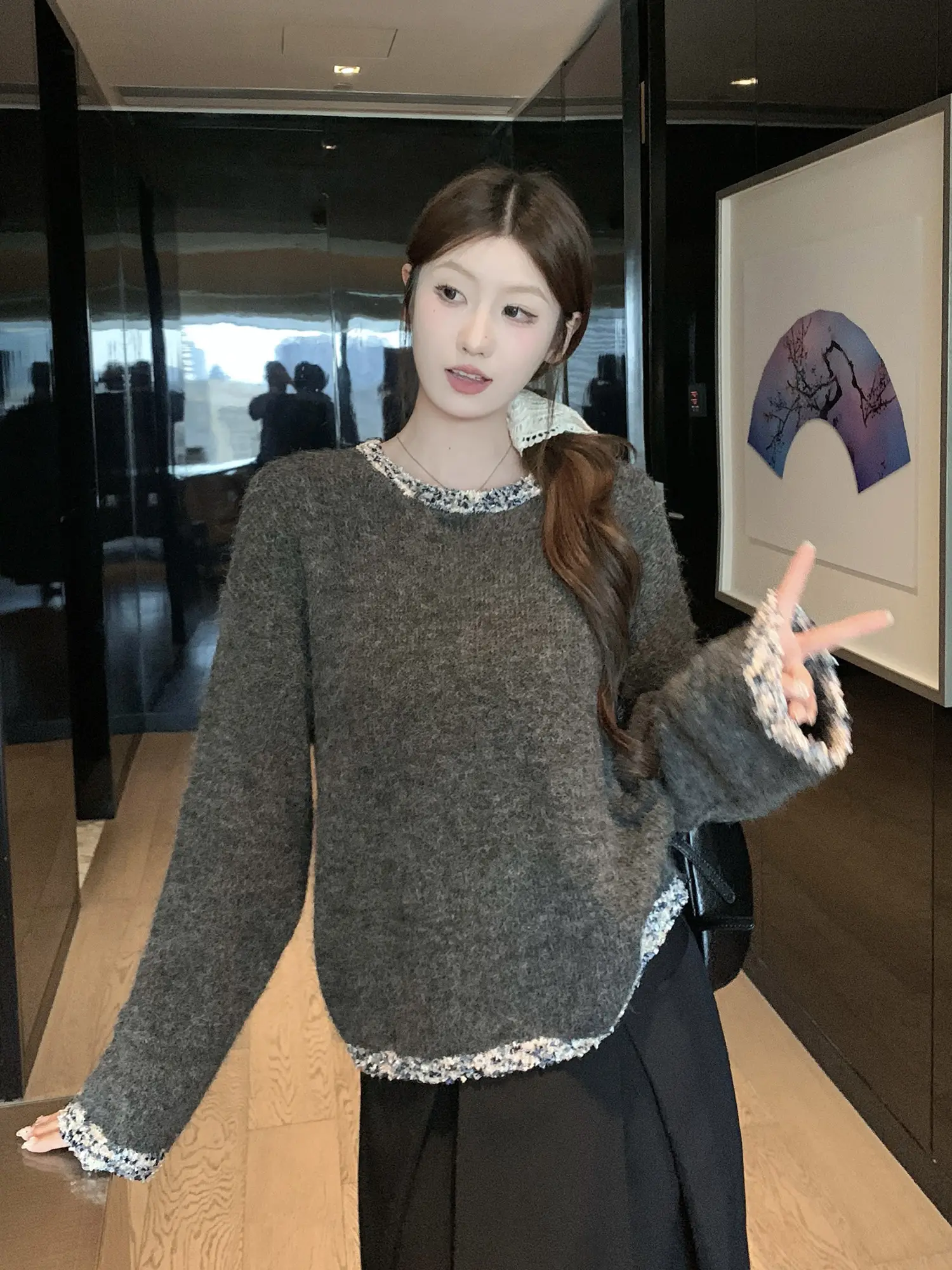 프렌치 스타일 진주 장식 라운드넥 니트 상세 이미지 25