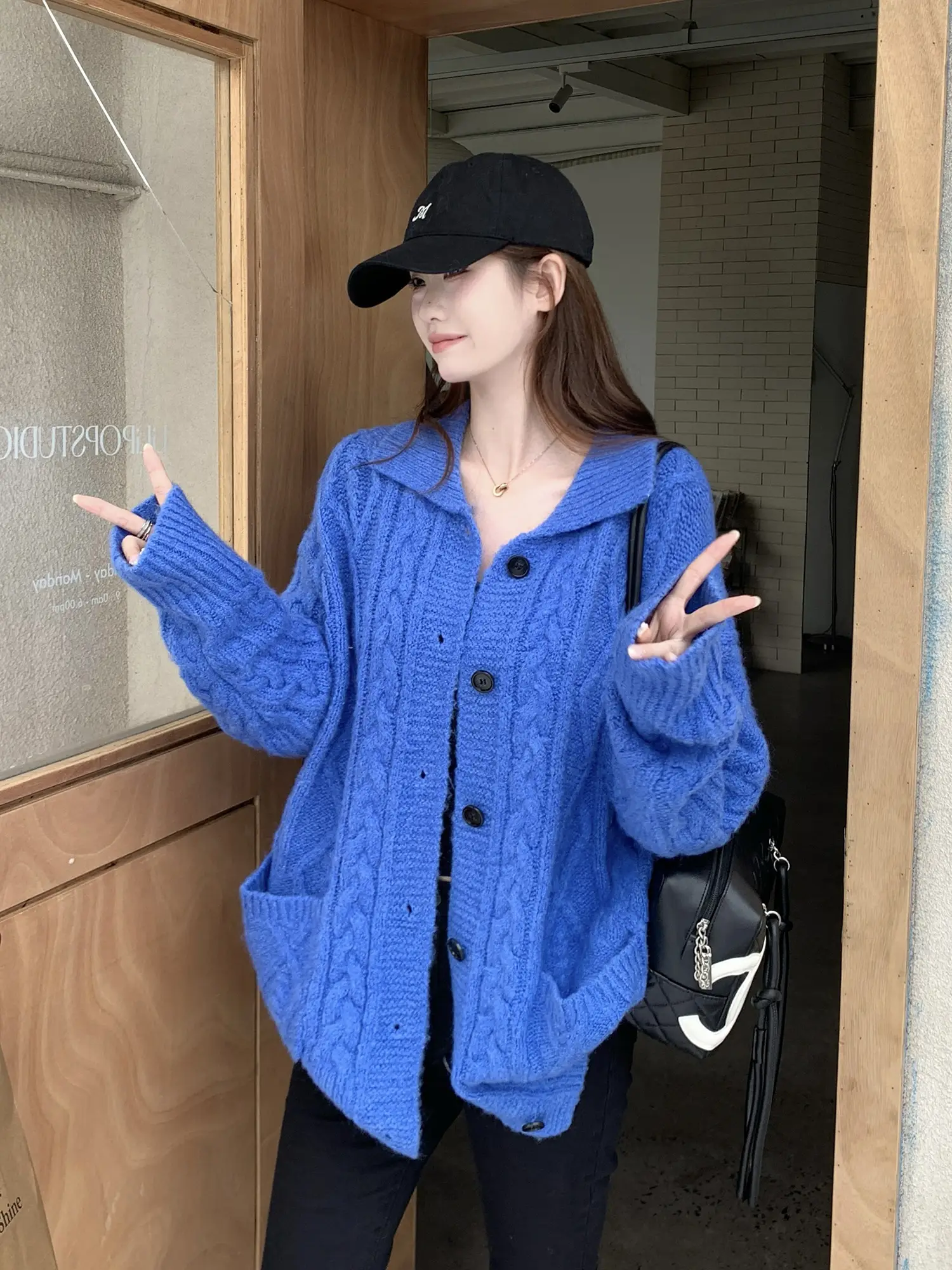 폴드 칼라 블루 니트 아우터