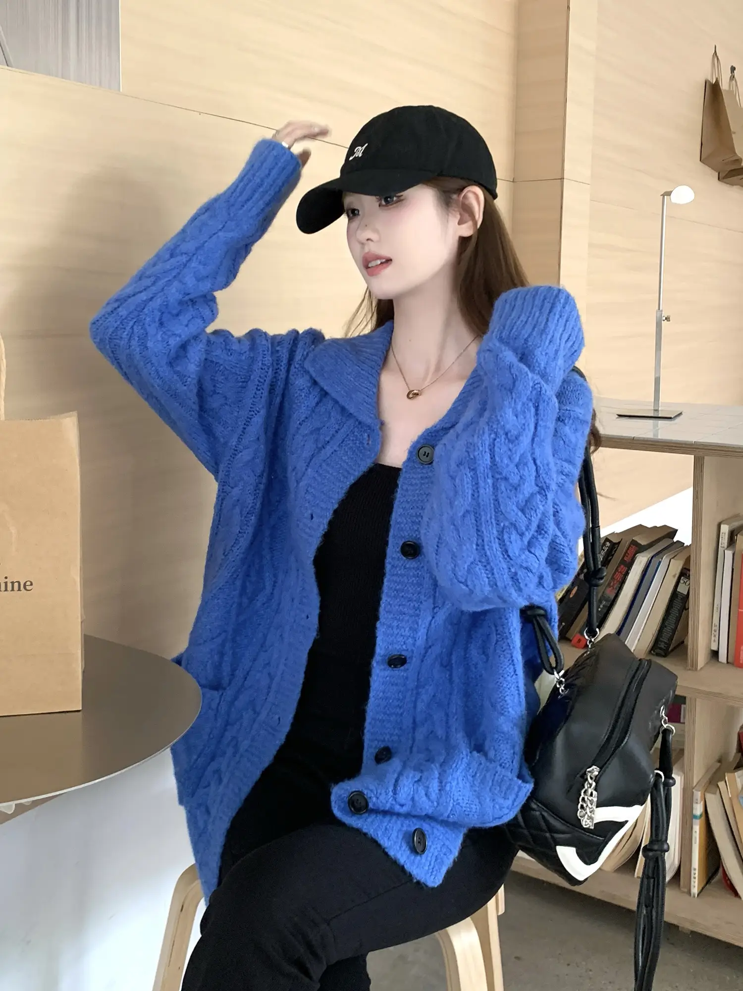 폴드 칼라 블루 니트 아우터 상세 이미지 8