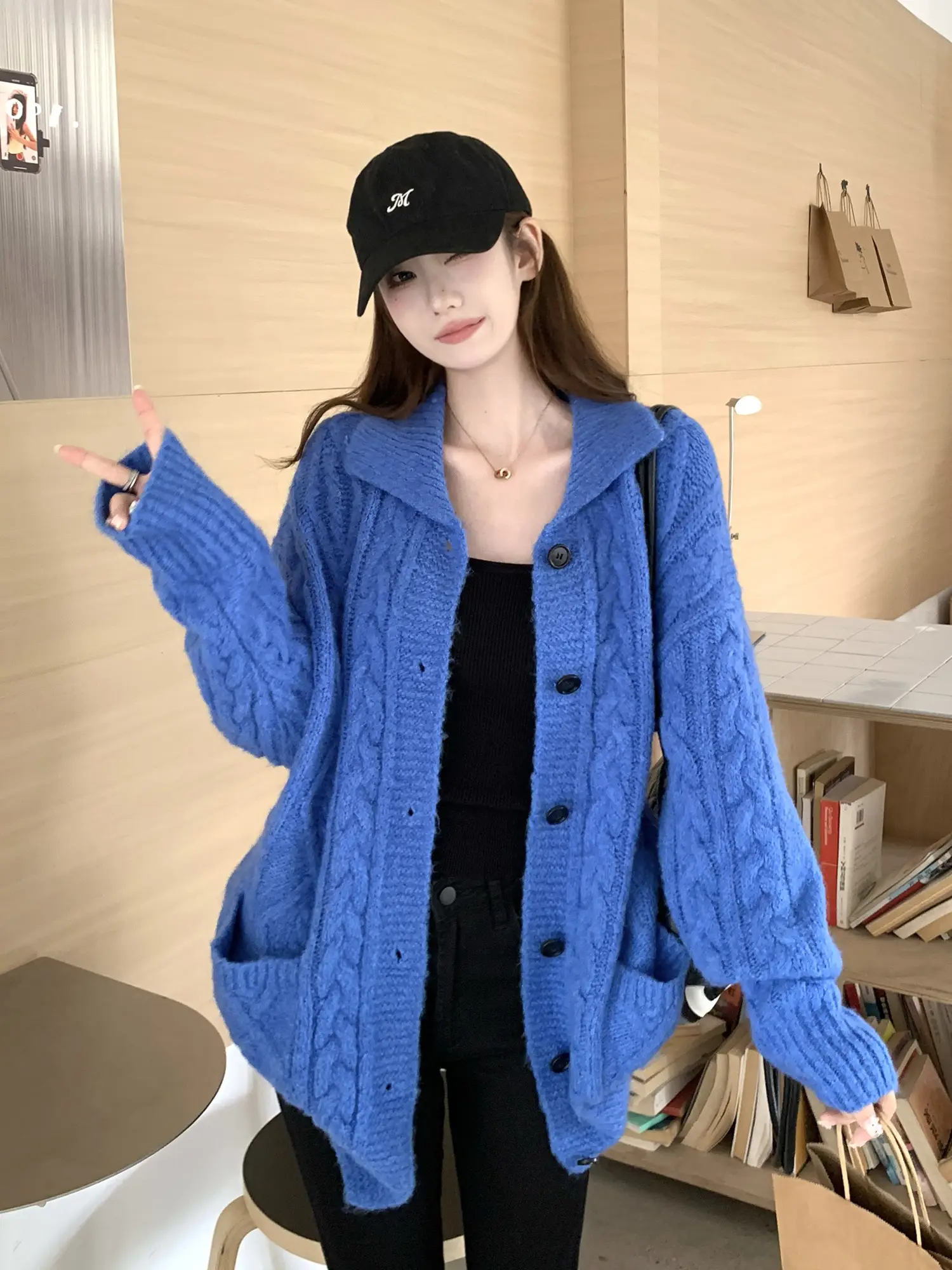 폴드 칼라 블루 니트 아우터 상세 이미지 9