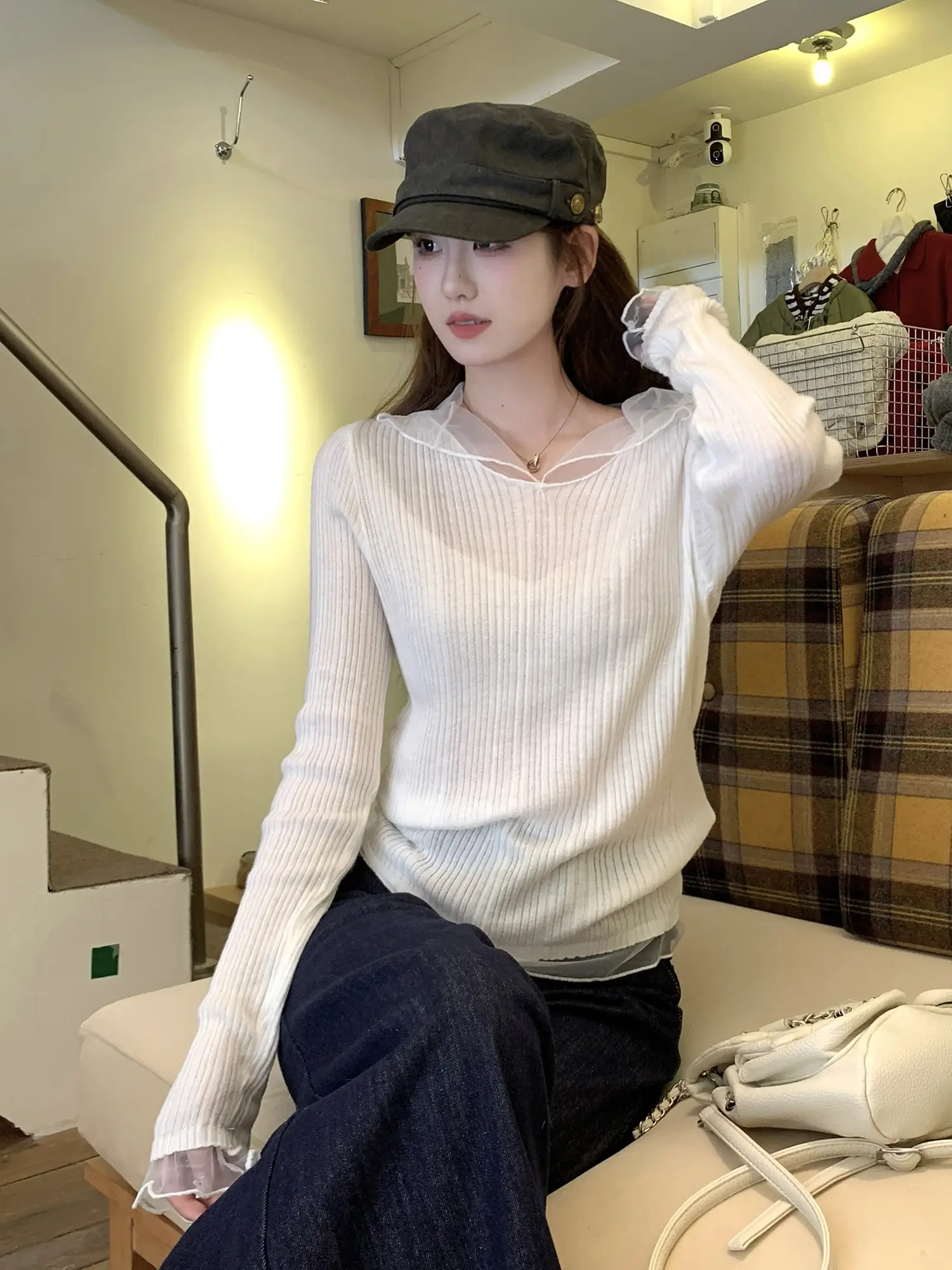 화이트 망사 배색 V넥 긴소매 니트 상세 이미지 2