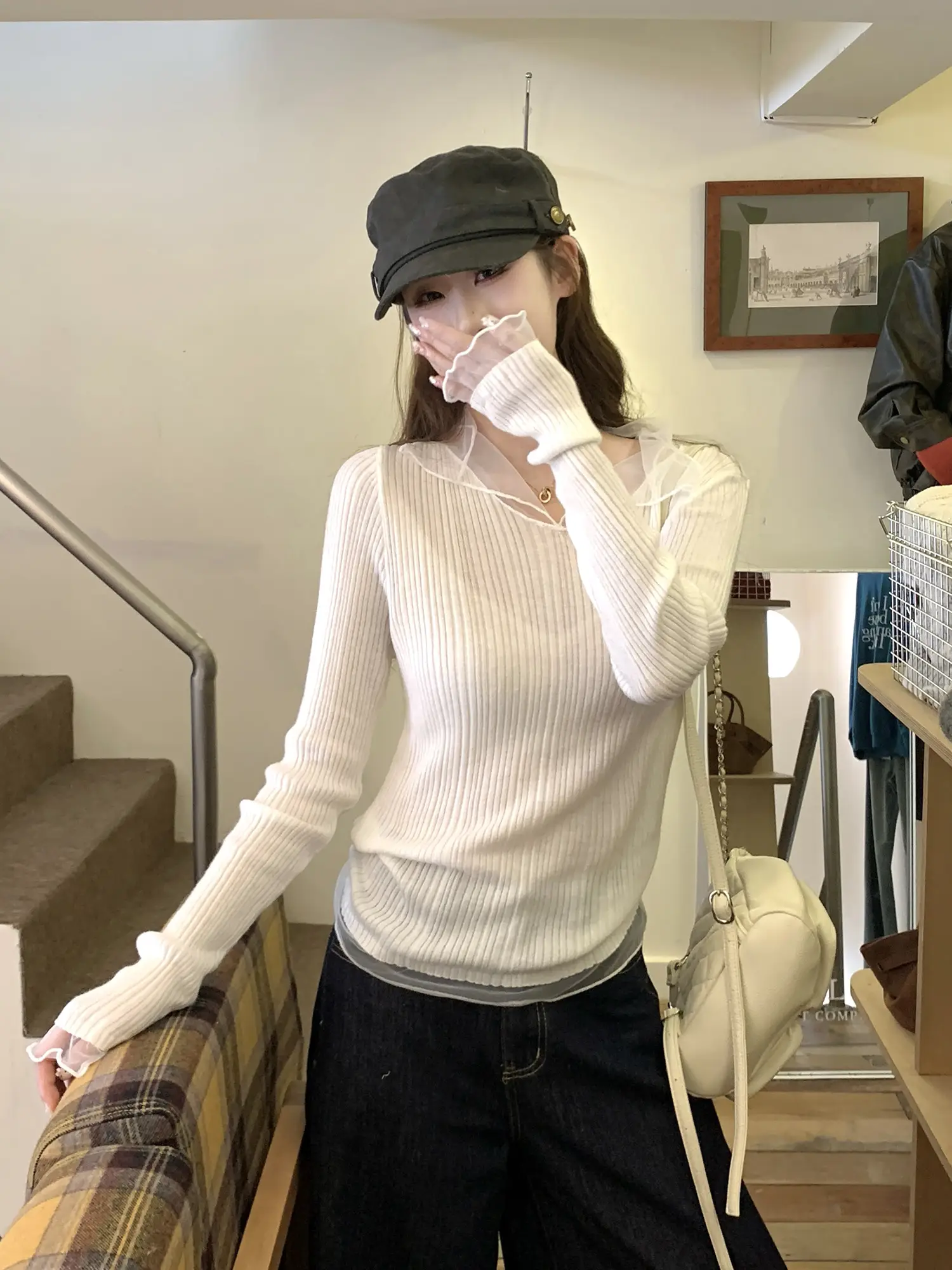 화이트 망사 배색 V넥 긴소매 니트 상세 이미지 4