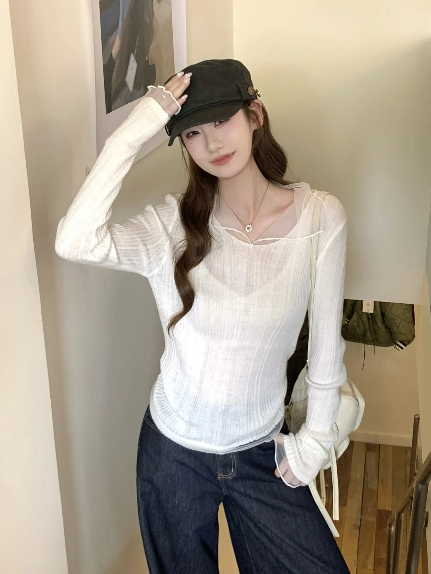 화이트 망사 배색 V넥 긴소매 니트 상세 이미지 6