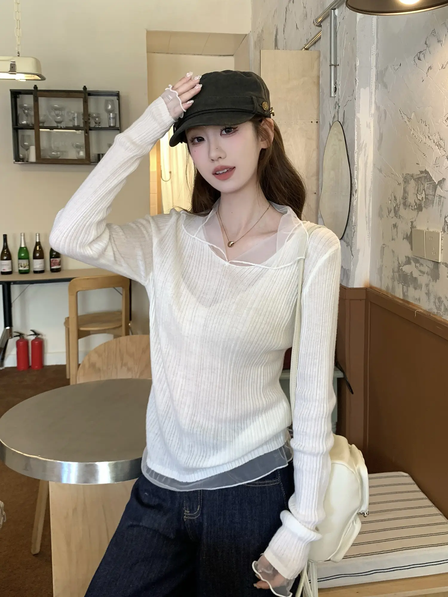화이트 망사 배색 V넥 긴소매 니트 상세 이미지 10