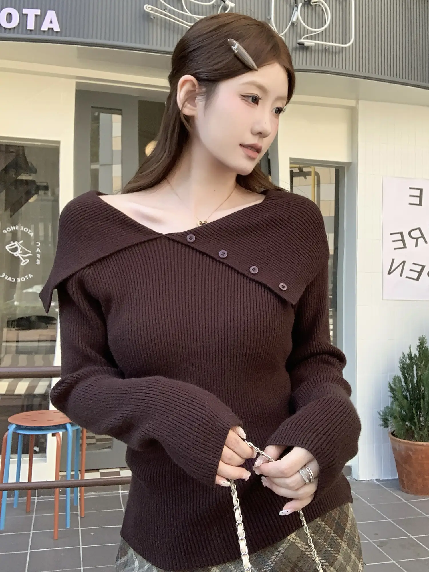 폴드 칼라 오프숄더 니트 상세 이미지 24