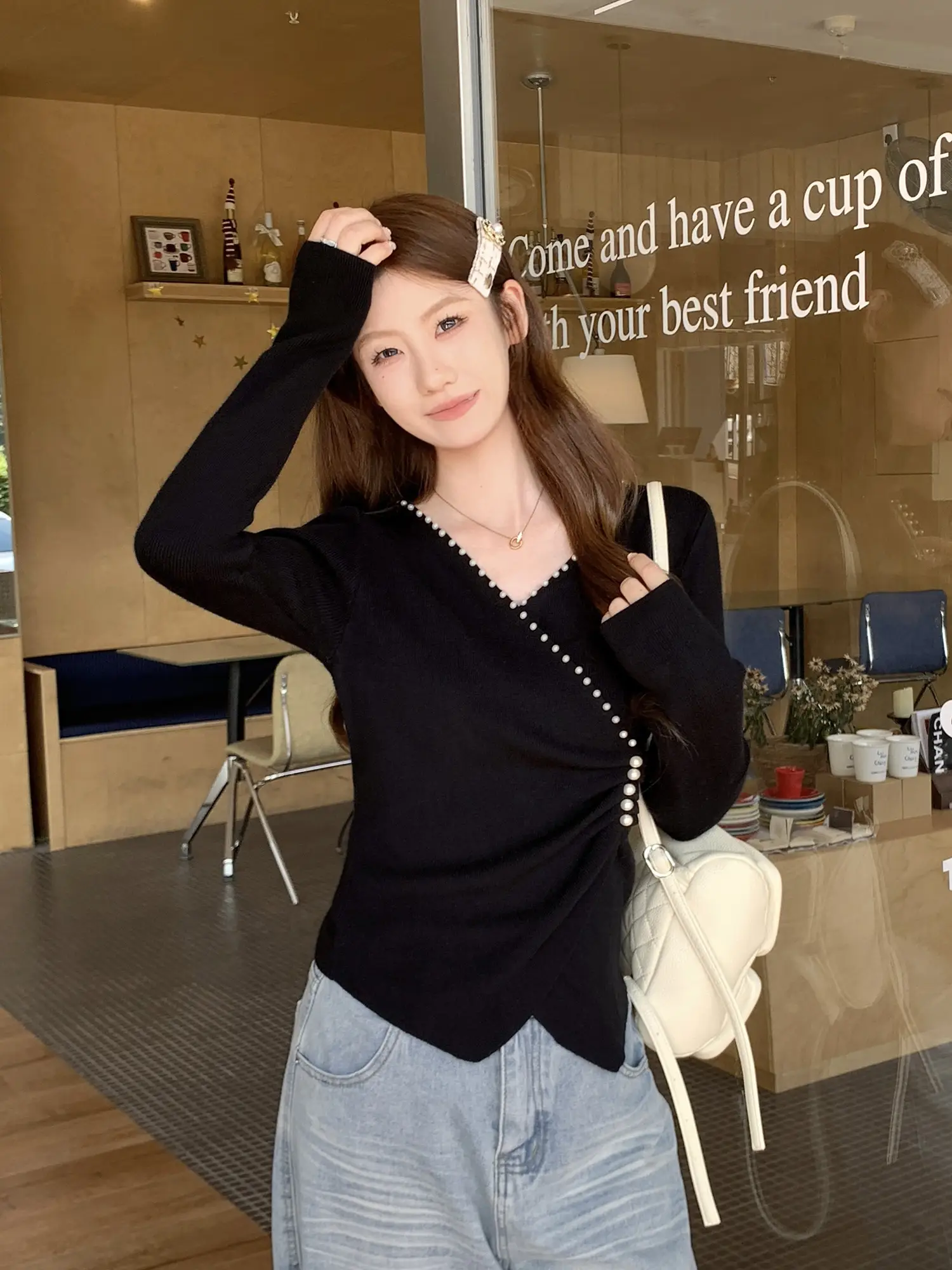 트임 디테일 비정형 진주 장식 니트 상세 이미지 1