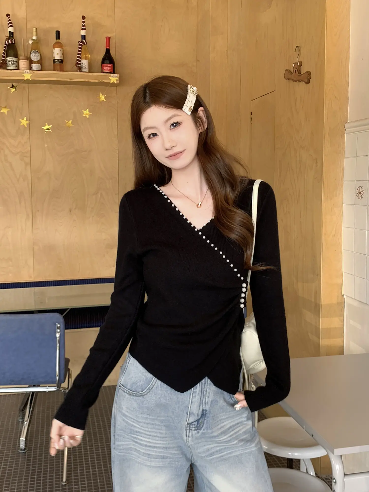 트임 디테일 비정형 진주 장식 니트 상세 이미지 2