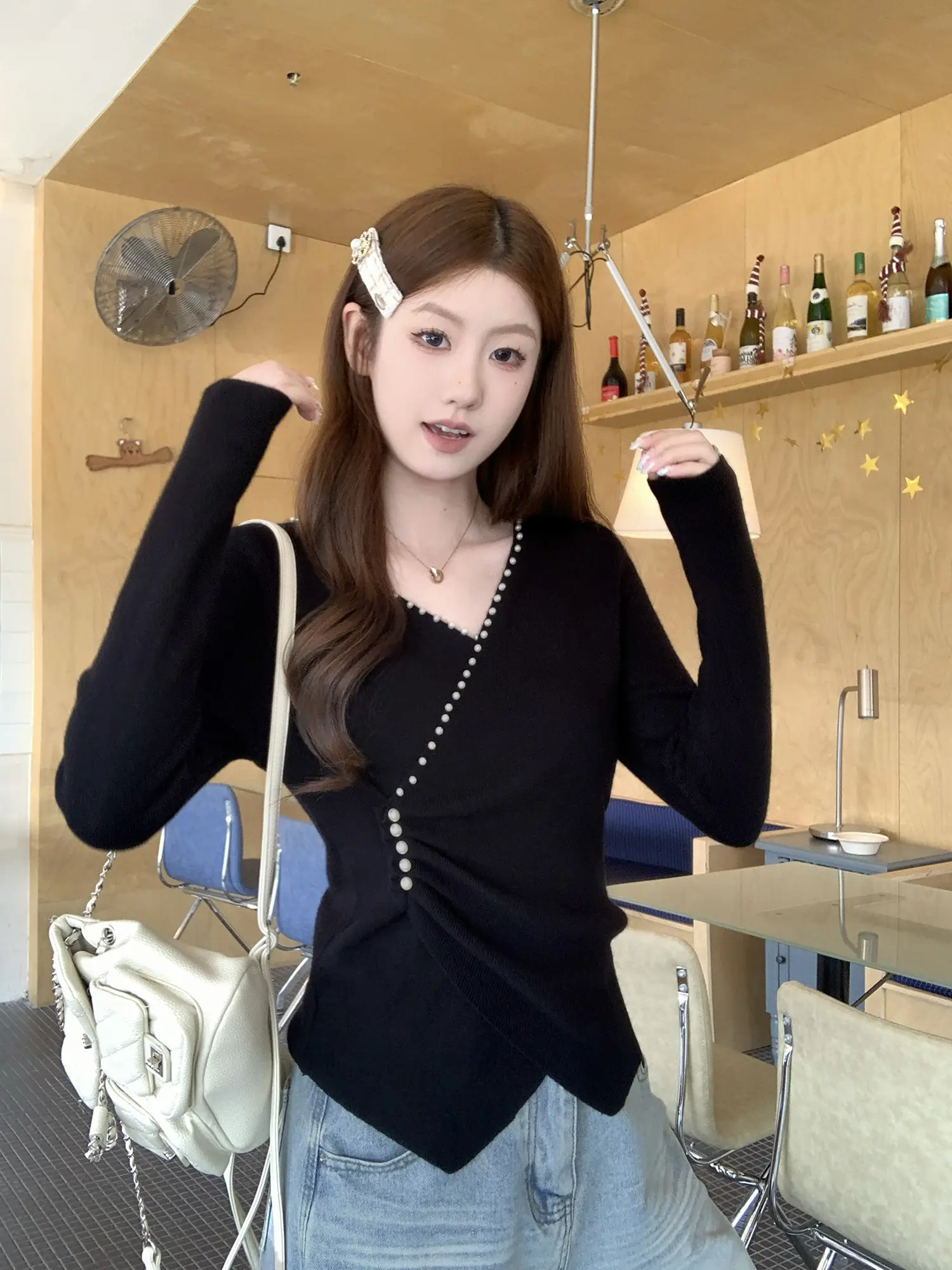 트임 디테일 비정형 진주 장식 니트 상세 이미지 4