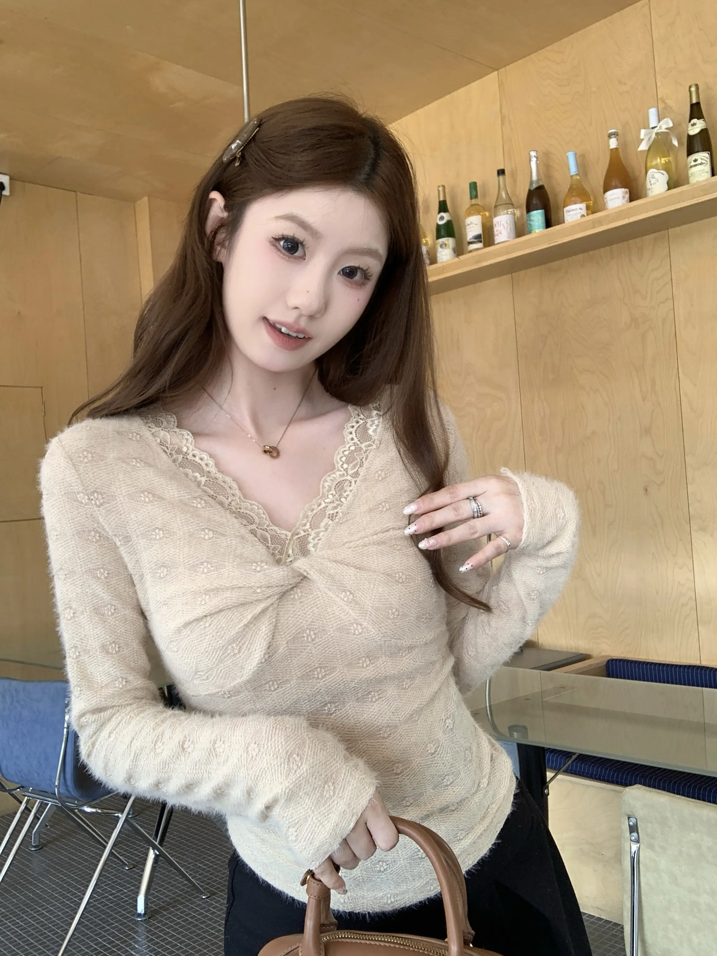 프렌치 스타일 레이스 V넥 티셔츠