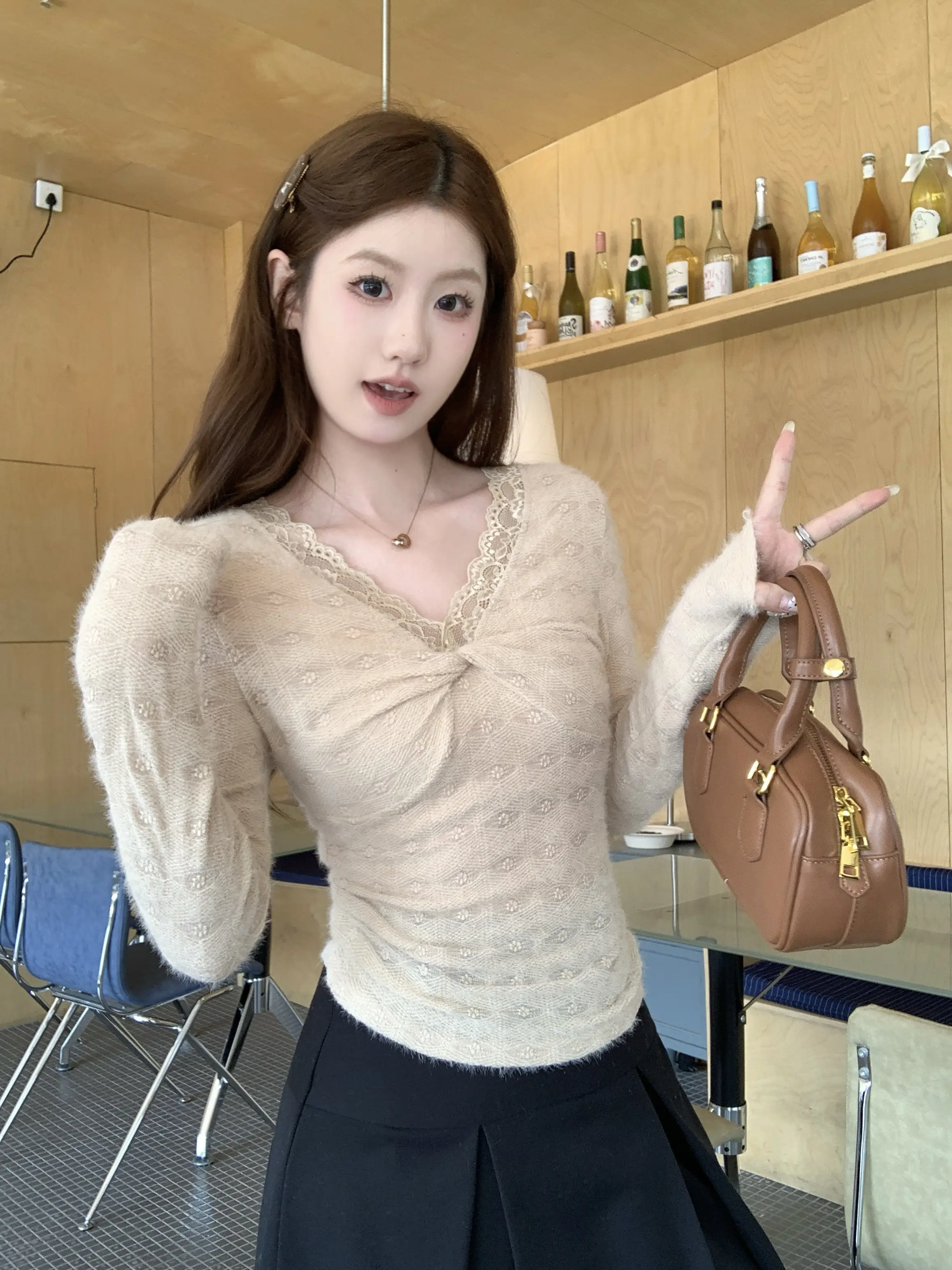 프렌치 스타일 레이스 V넥 티셔츠 상세 이미지 3