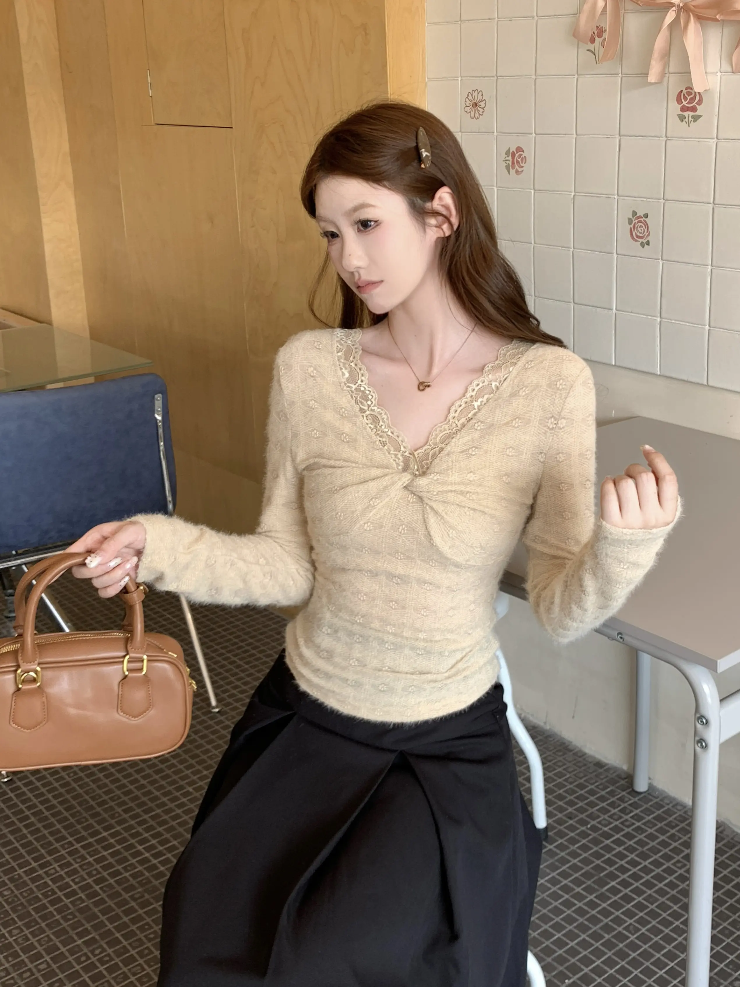 프렌치 스타일 레이스 V넥 티셔츠 상세 이미지 5