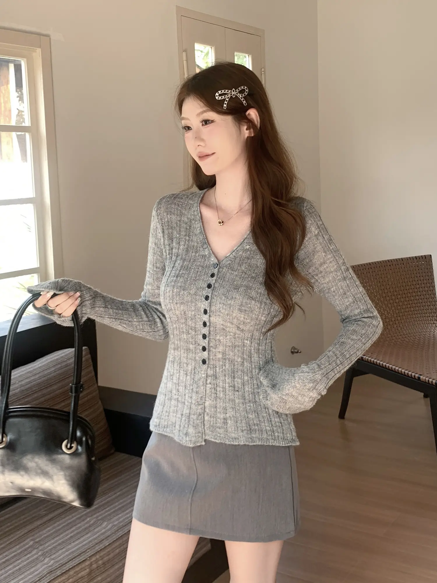 무압감 피부친화 슬림 V넥 니트 상세 이미지 8