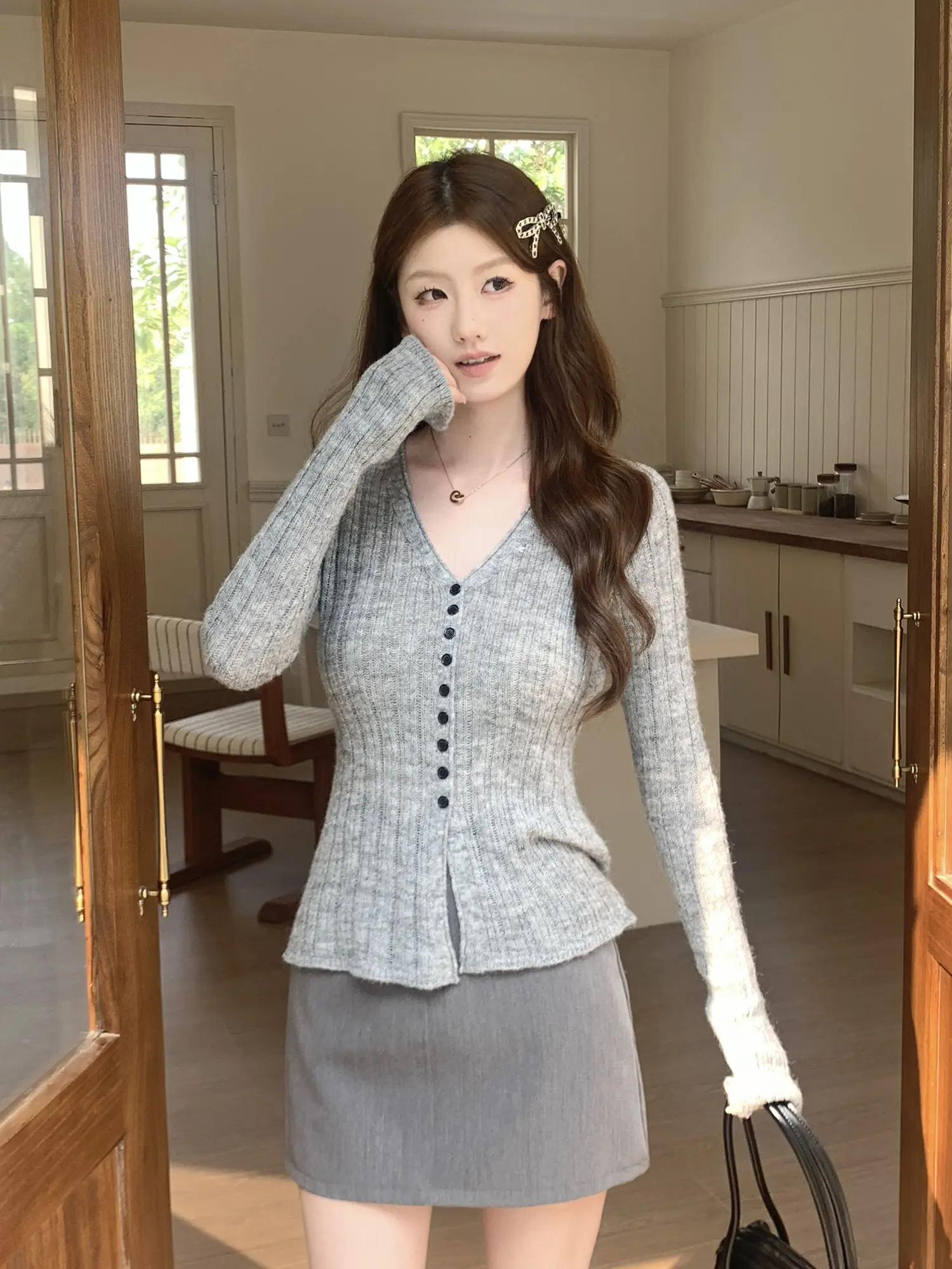 무압감 피부친화 슬림 V넥 니트 상세 이미지 9