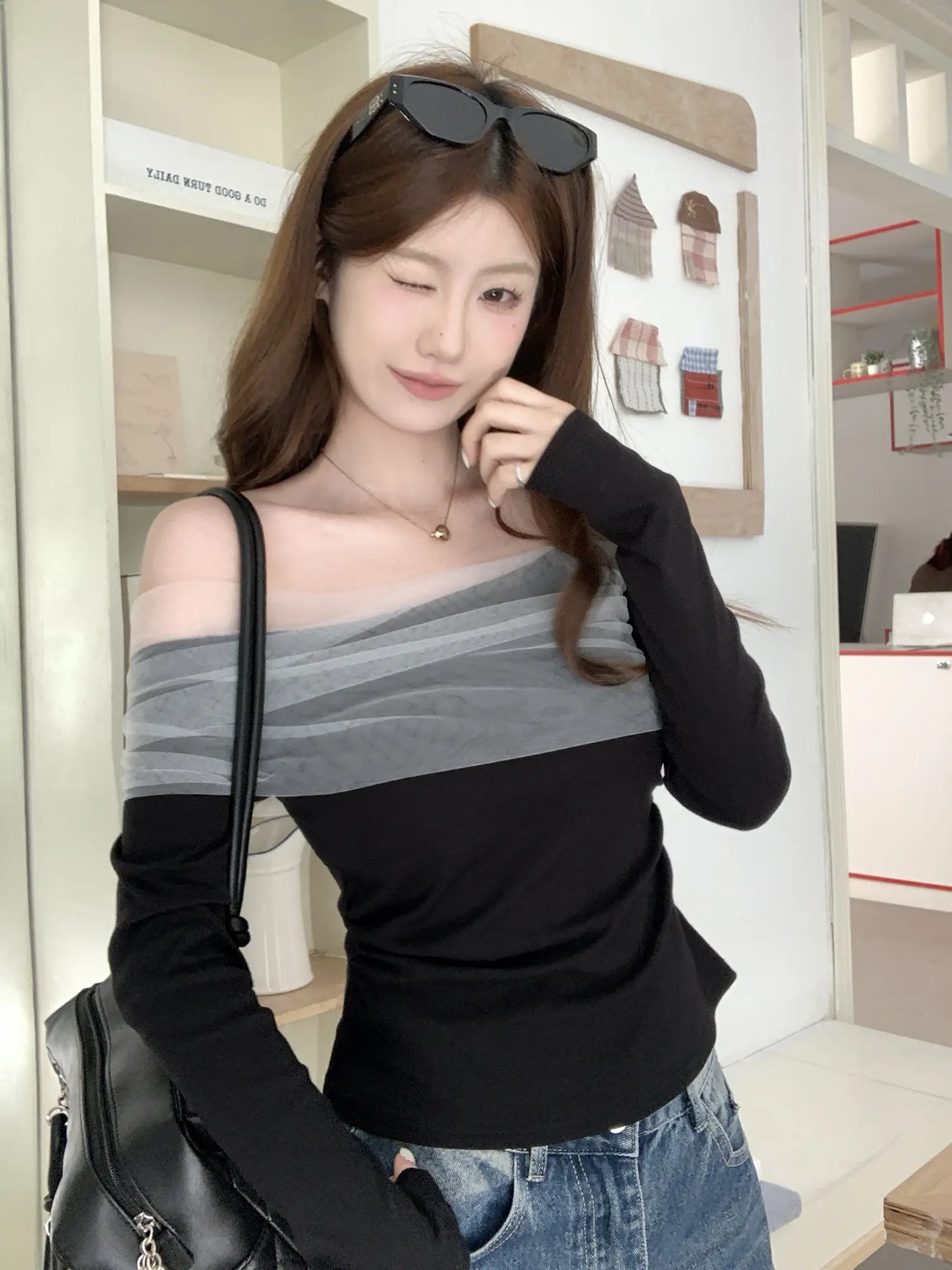 프렌치 스타일 배색 오프숄더 긴소매 티셔츠 상세 이미지 11