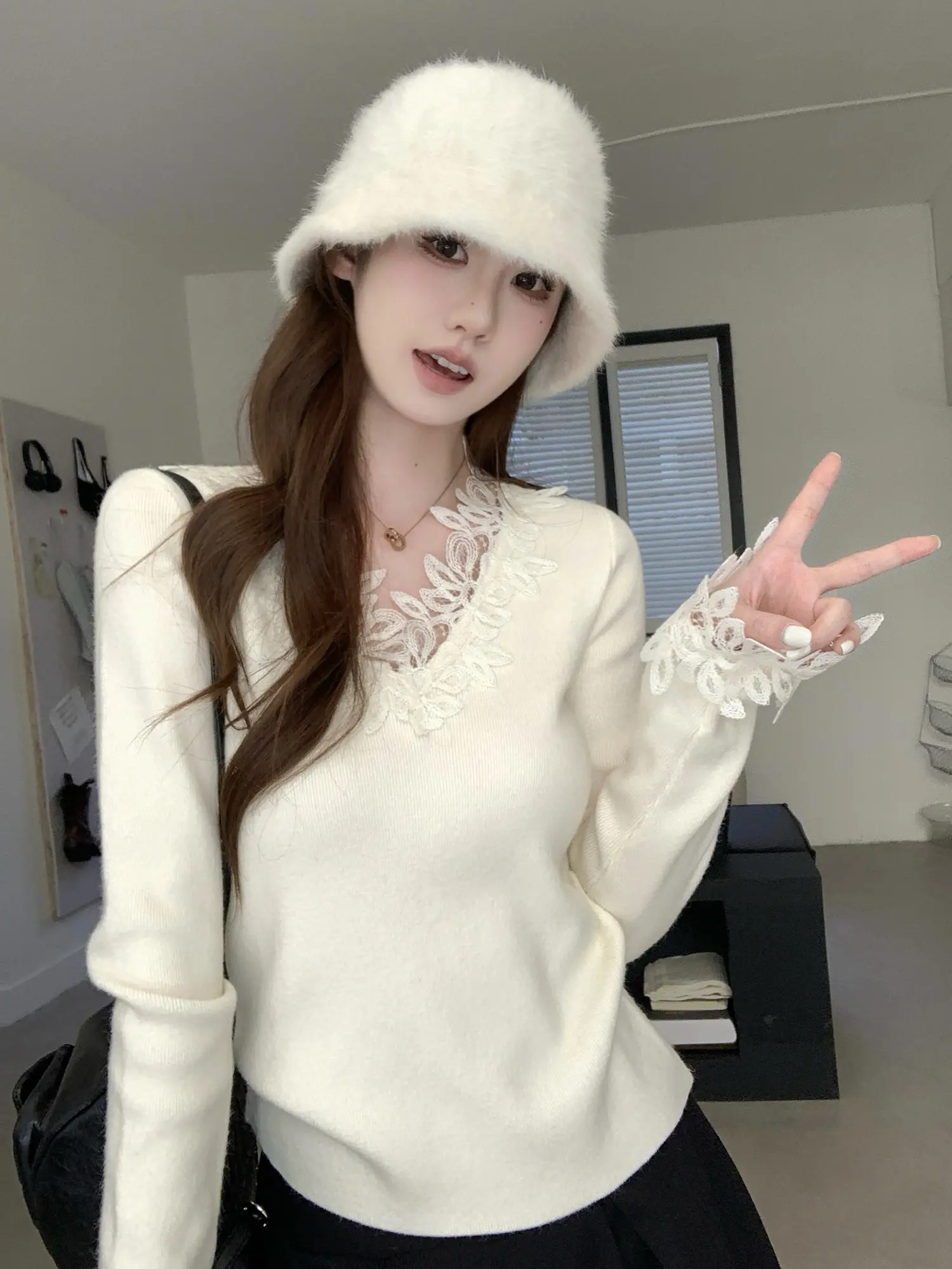 프렌치 크로셰 V넥 니트