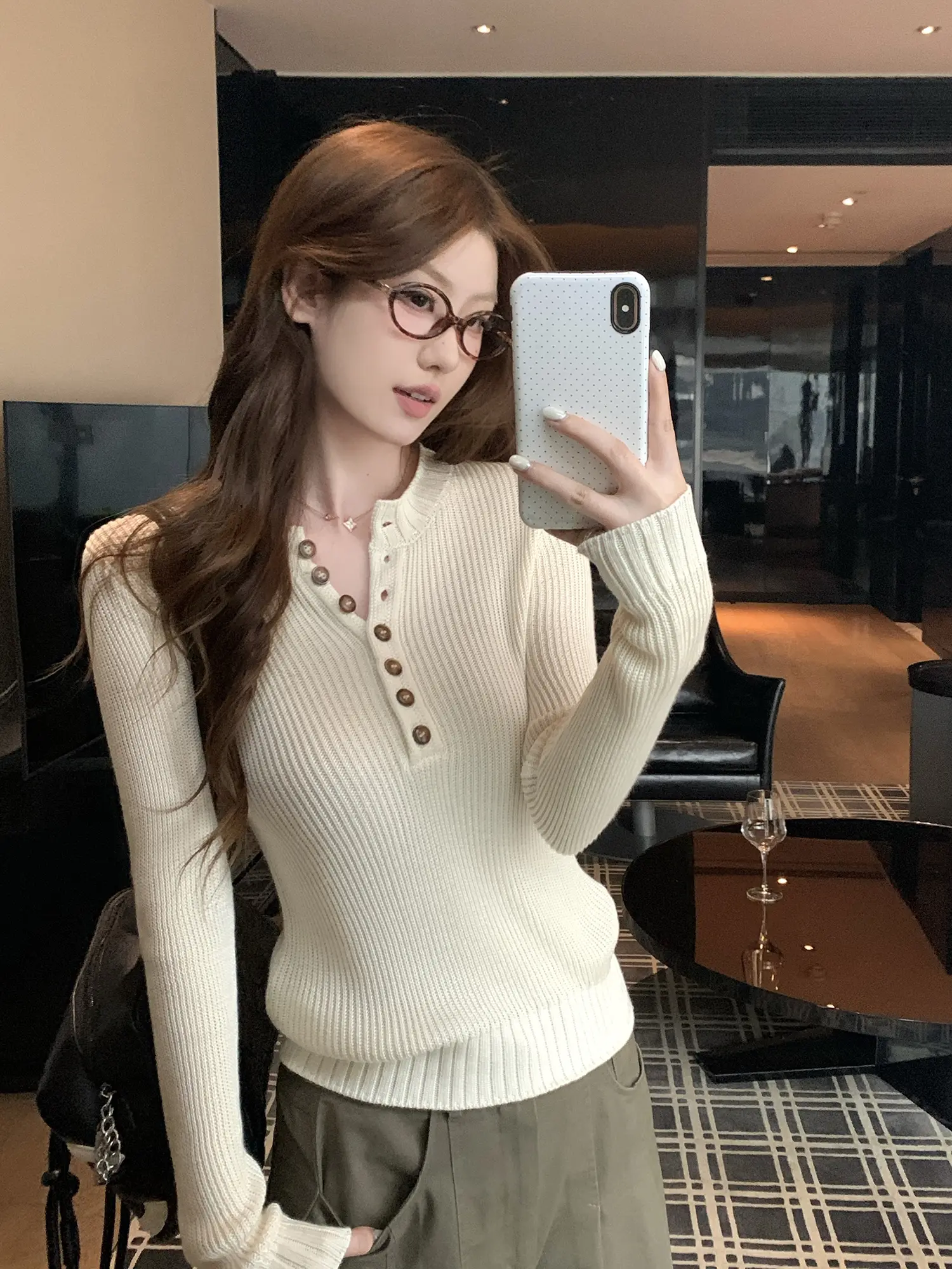 화이트 반오픈 칼라 긴소매 니트 상세 이미지 8