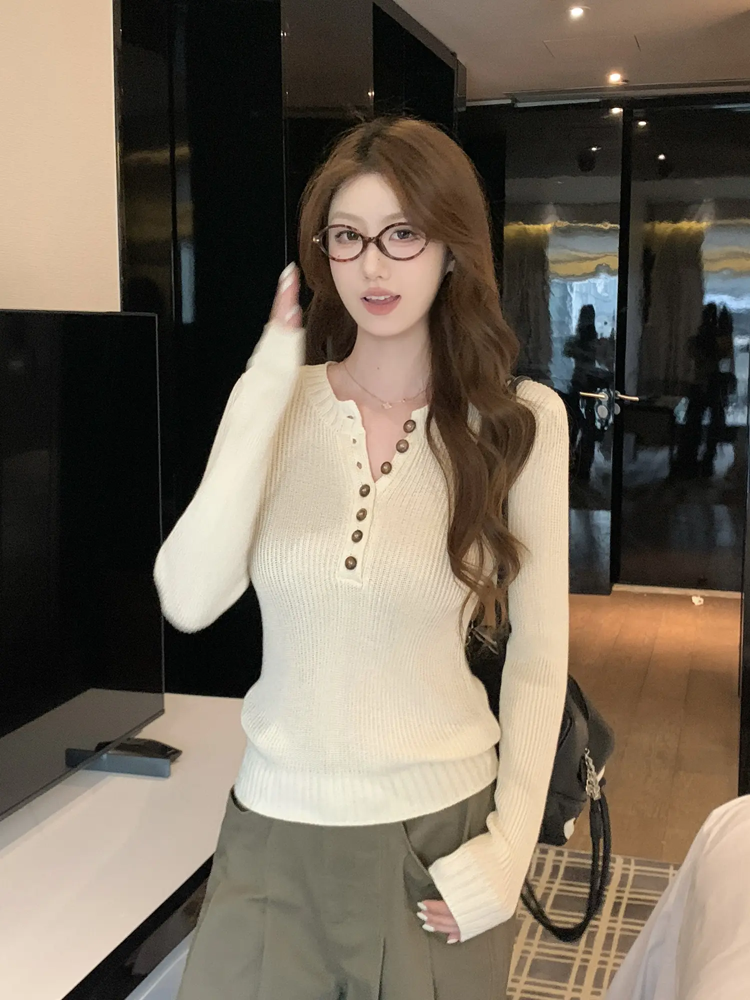 화이트 반오픈 칼라 긴소매 니트 상세 이미지 13