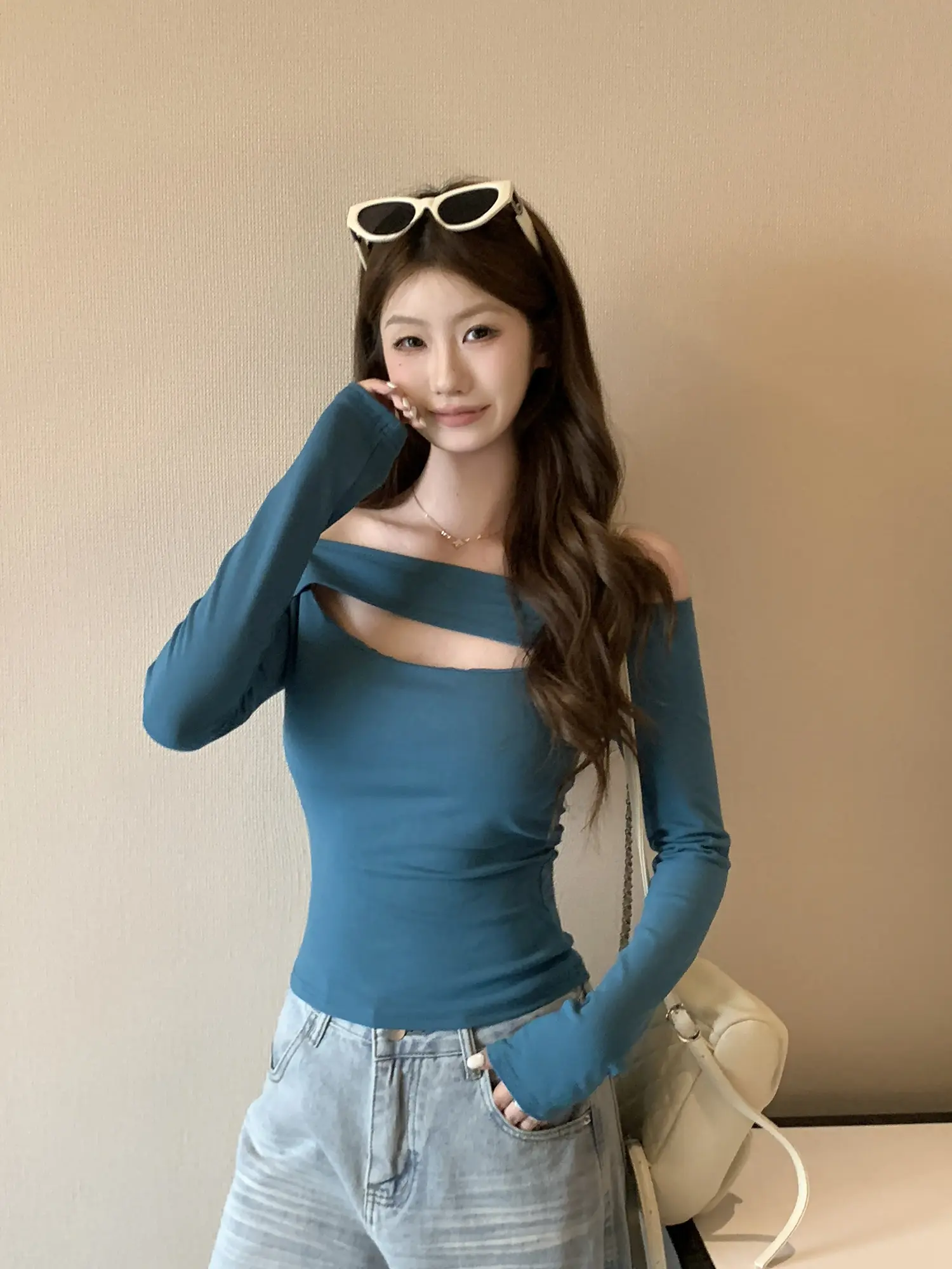 디자인 오프숄더 긴소매 티셔츠 상세 이미지 3