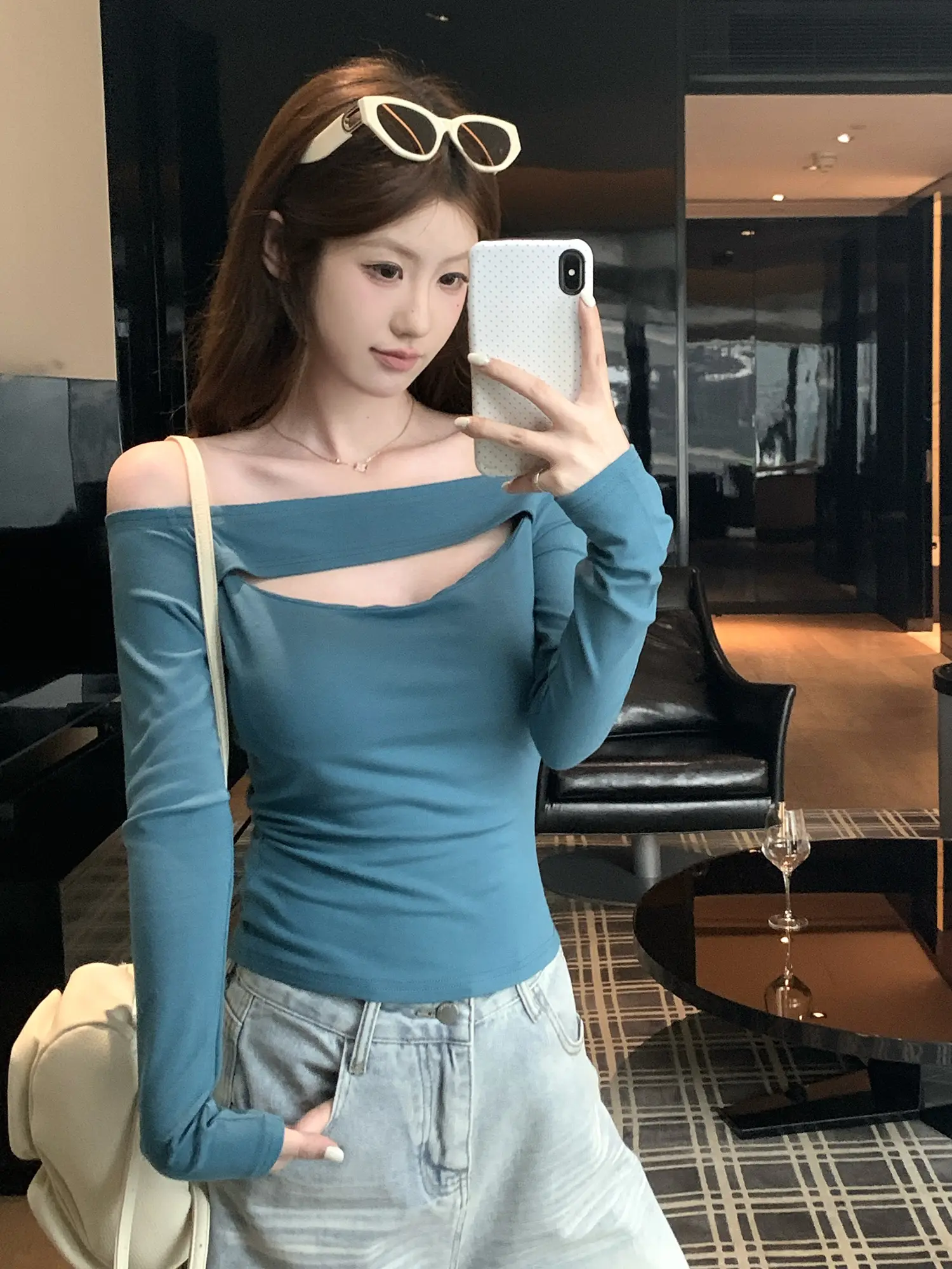 디자인 오프숄더 긴소매 티셔츠 상세 이미지 4