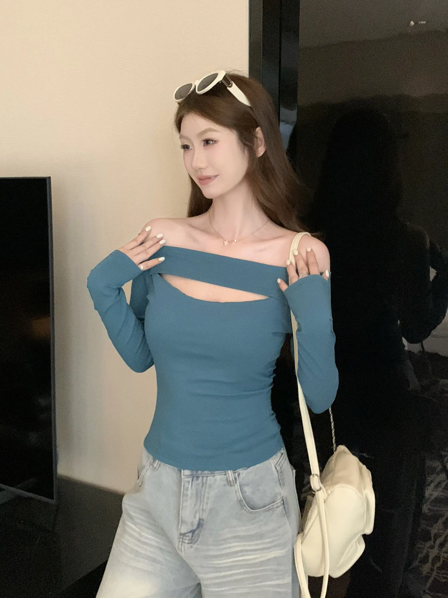 디자인 오프숄더 긴소매 티셔츠 상세 이미지 5
