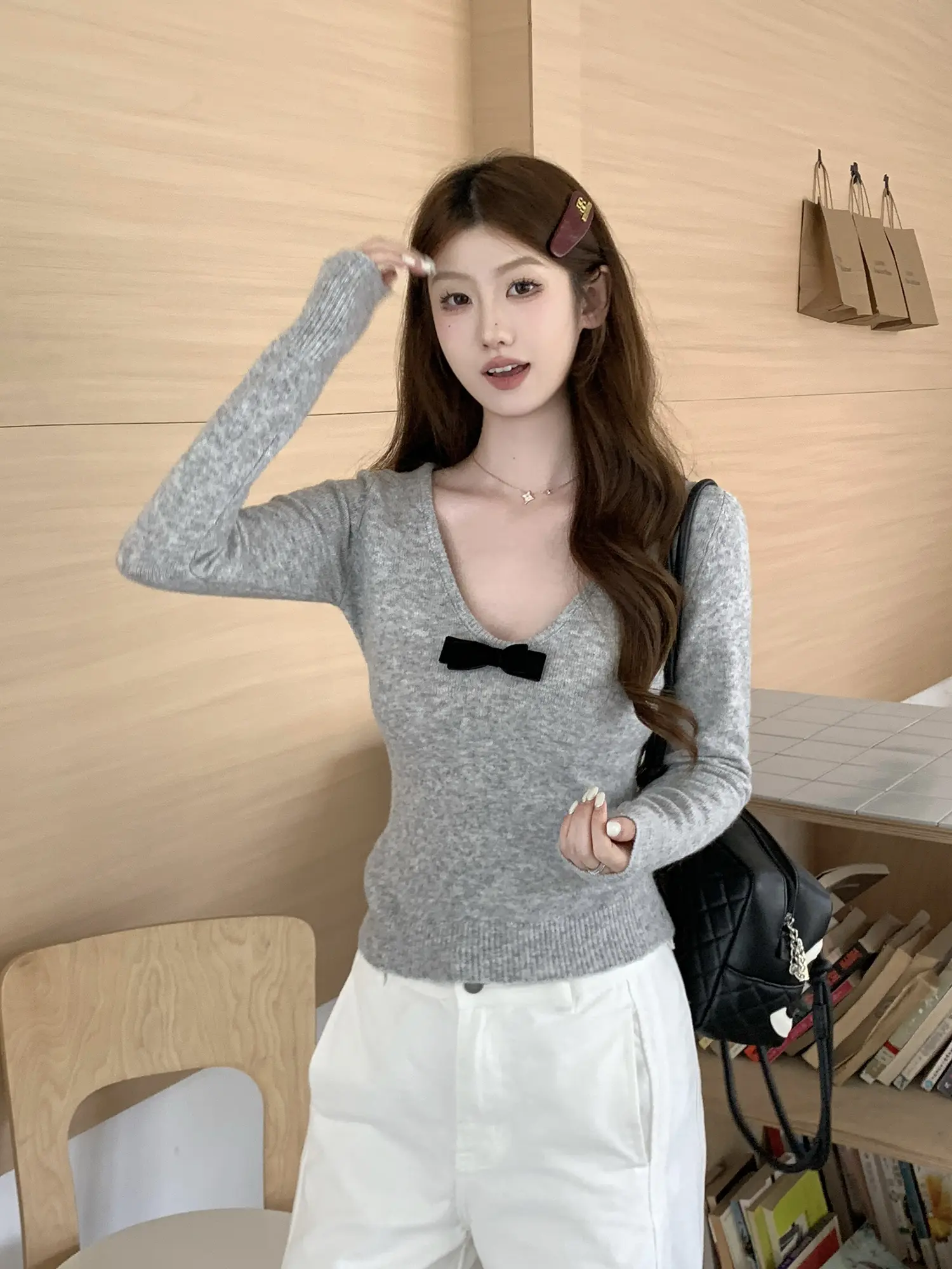 나비 리본 V넥 니트 상세 이미지 9