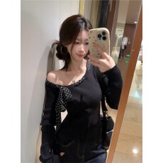 批发黑色波点蝴蝶结斜肩针织<b class='q'>打底</b>衫女秋季设计感露肩chic甜辣短款<b class='q'>上衣</b>