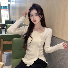 批发秋冬2025慵懒风纯欲木耳边<b class='q'>不规则</b>修身针织打底衫女纯色上衣送胸针