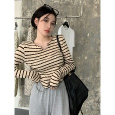 批发设计感小V领木耳边长袖<b class='q'>T</b><b class='q'>恤</b>女装秋季新款撞色条纹显瘦短款上衣