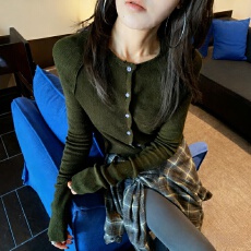 批发韩系绿色氛围感穿搭开衫<b class='q'>毛衣</b>女早秋短款针织外套外搭软糯修身上衣